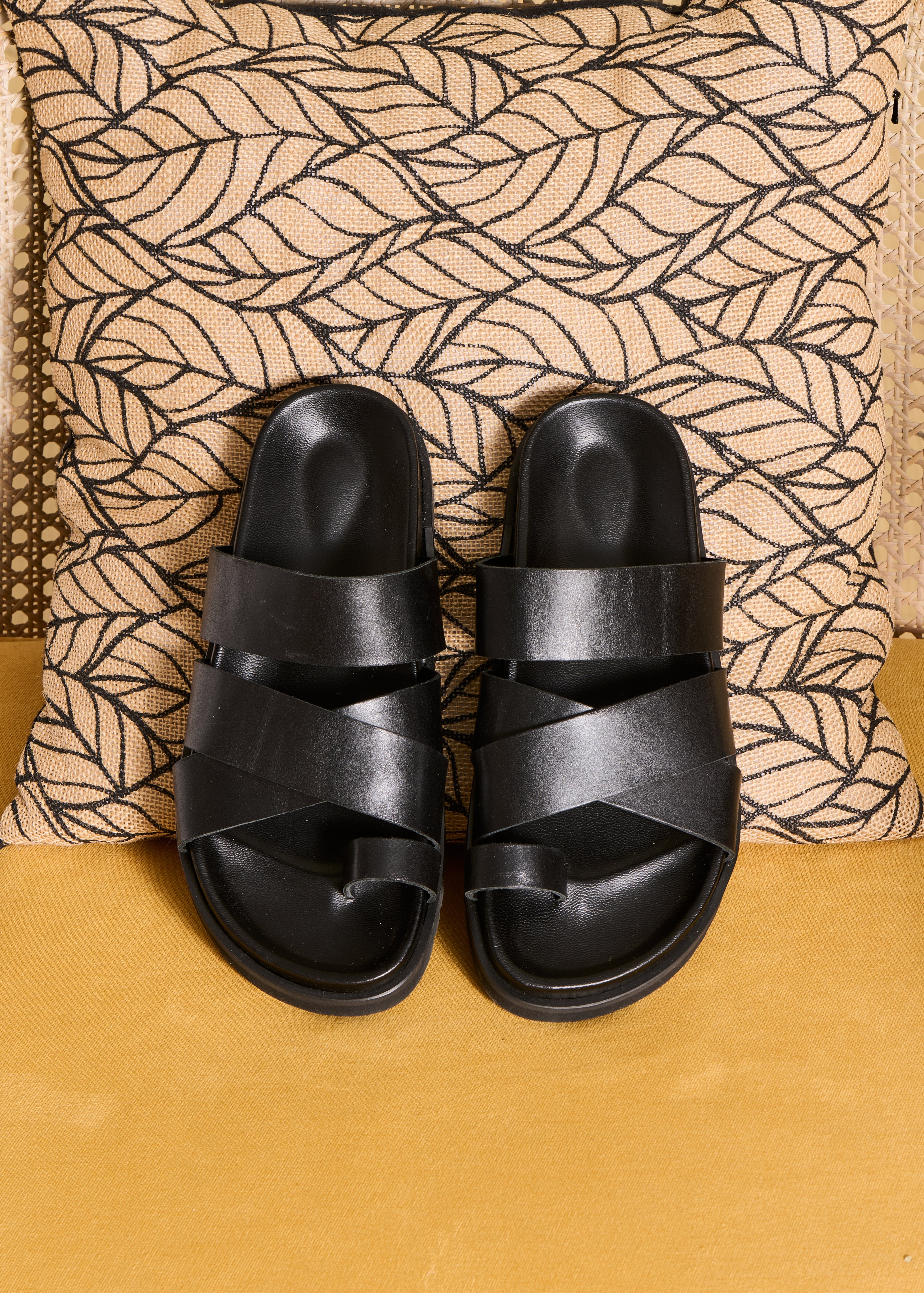 Schwarze flache Sandalen mit gekreuzten Riemen