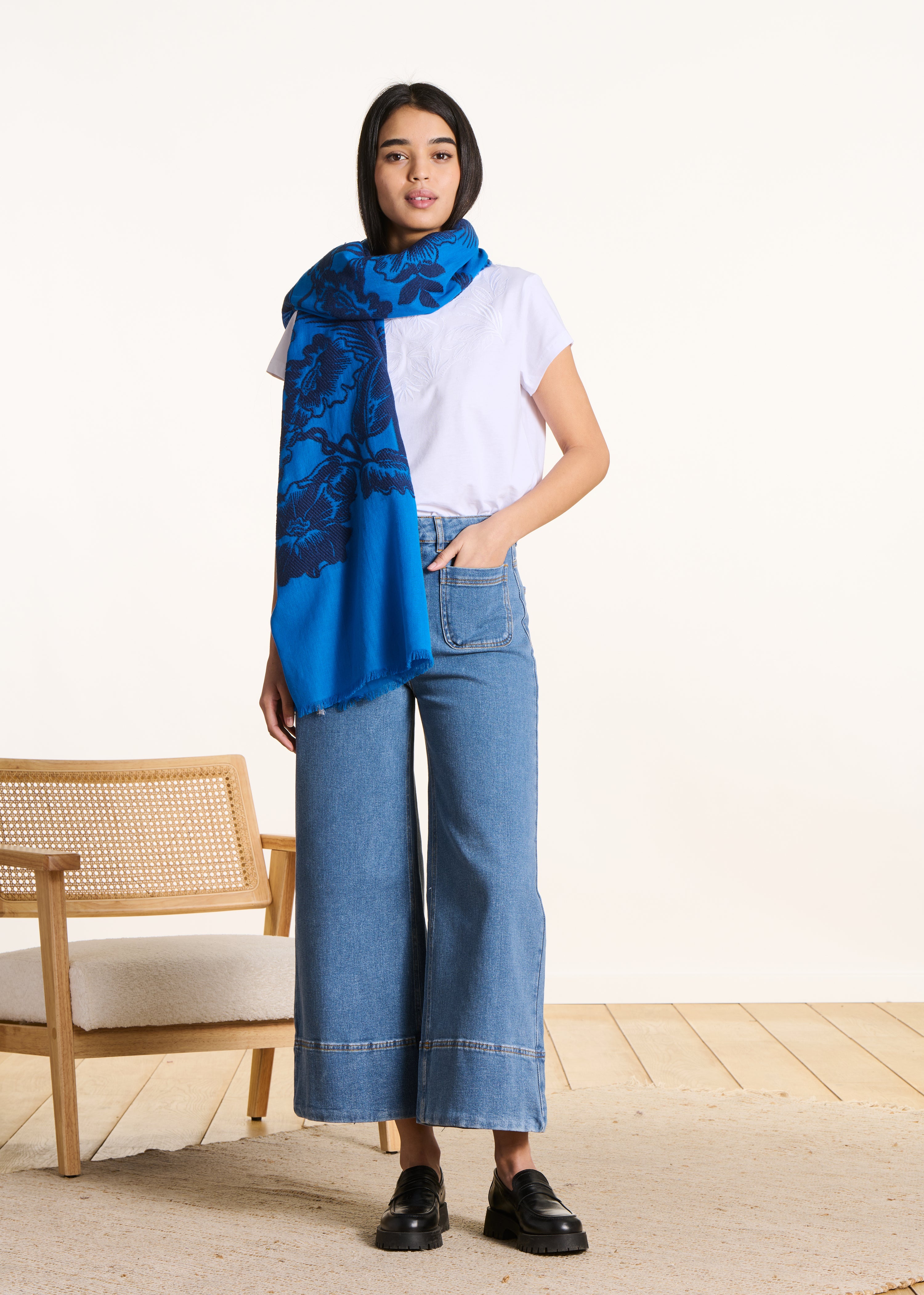 Foulard bleu motif jacquard avec bordures lurex