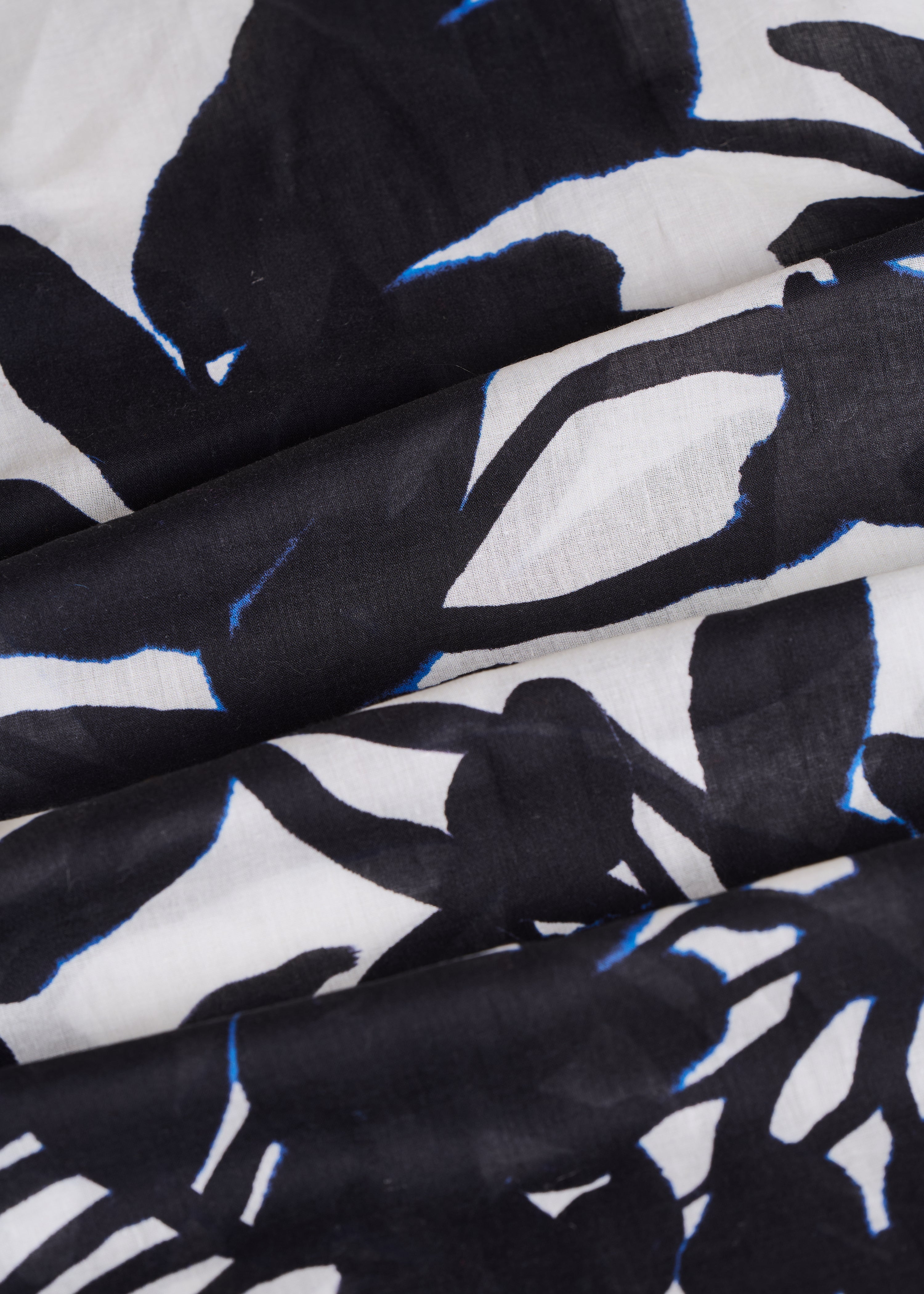 Ecrufarbener Baumwollschal mit schwarzen Blumenmustern