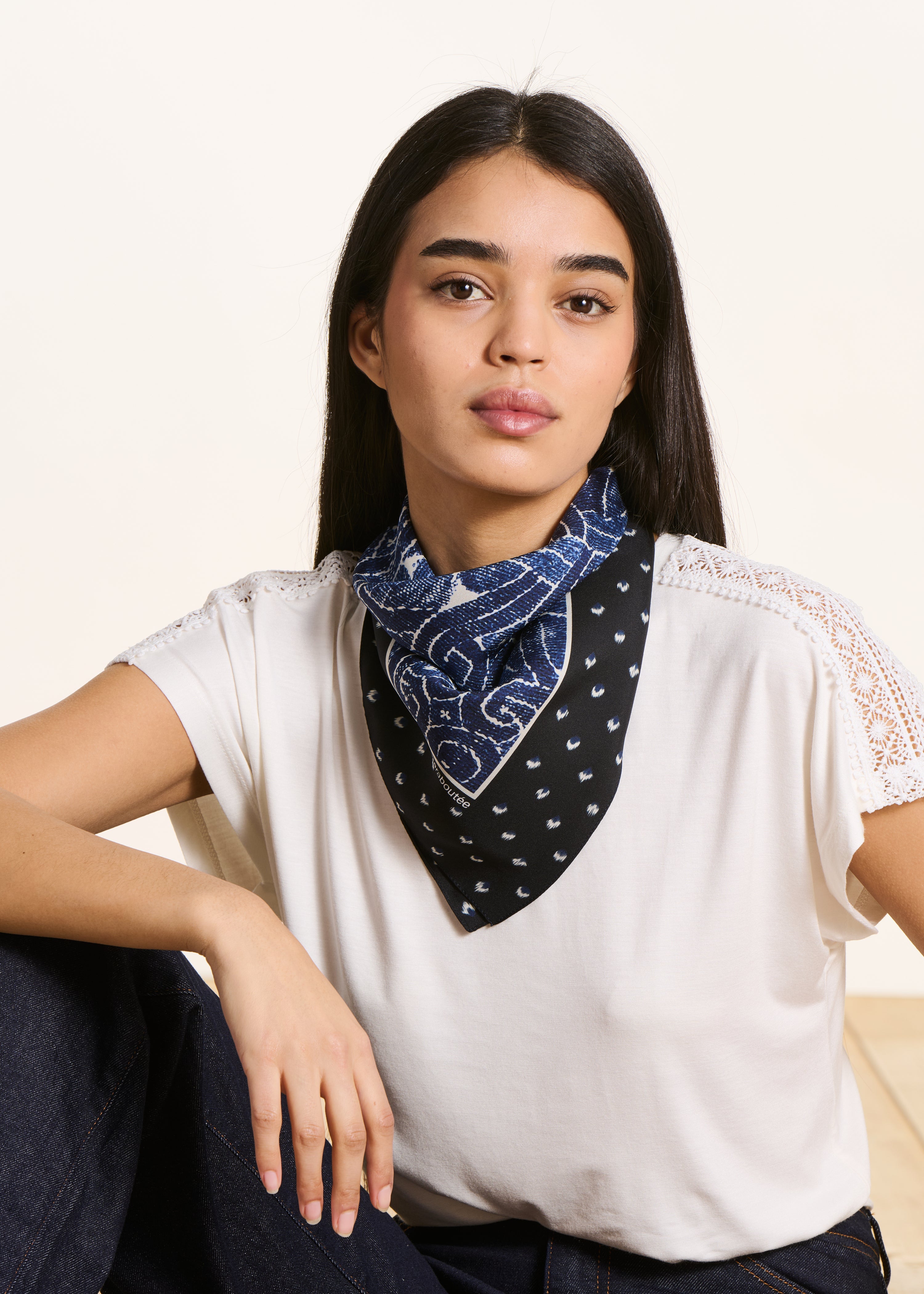 Carré de soie bleu à motif