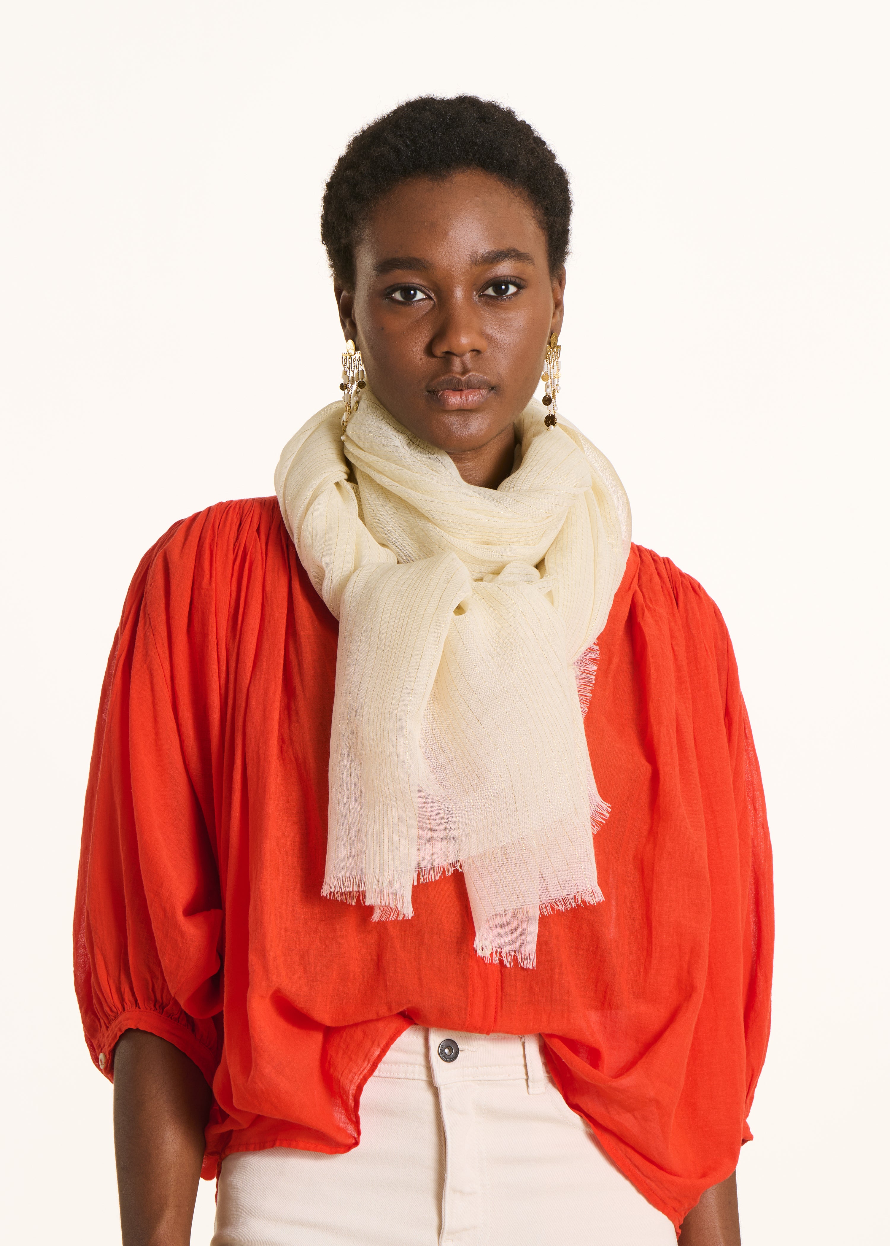 Pañuelo crudo con finas rayas verticales doradas de lúrex