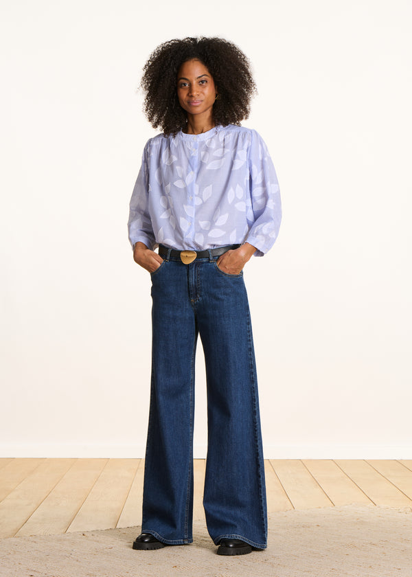 Chemisier bleu ciel en coton fleuri manches 3/4 - La Fée Maraboutée