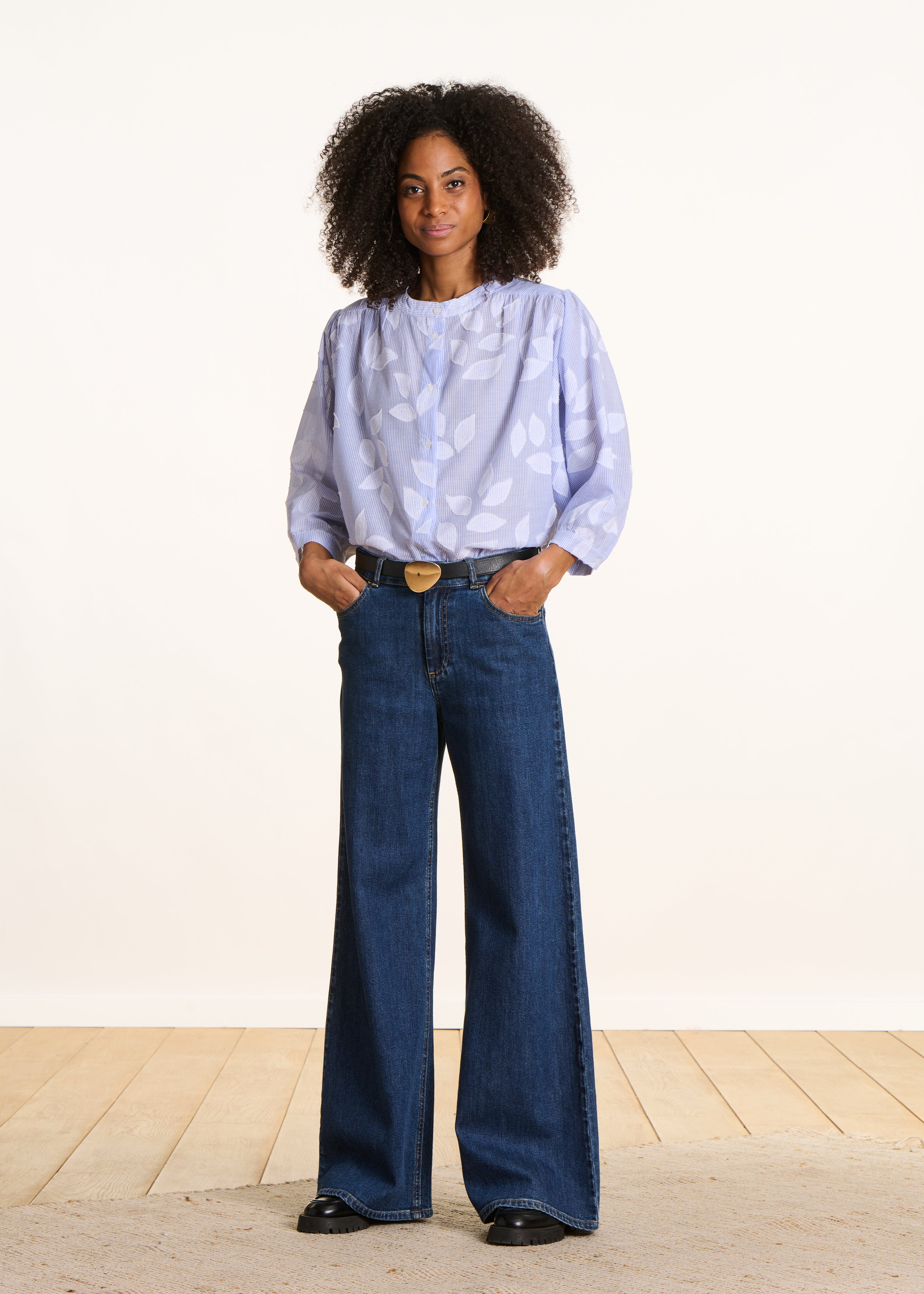 Chemisier bleu ciel en coton fleuri manches 3/4