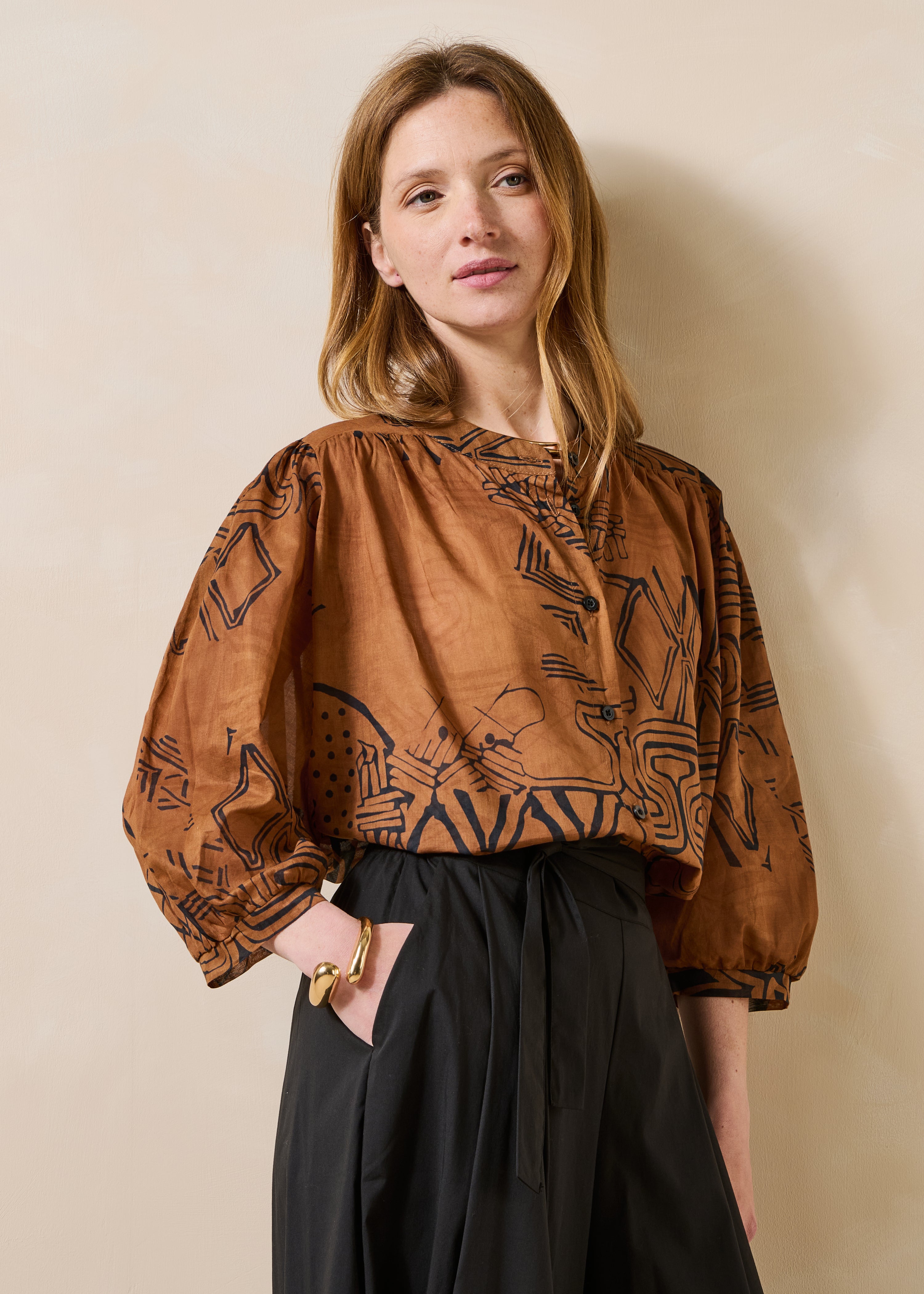 Chemisier marron en voile de coton imprimé