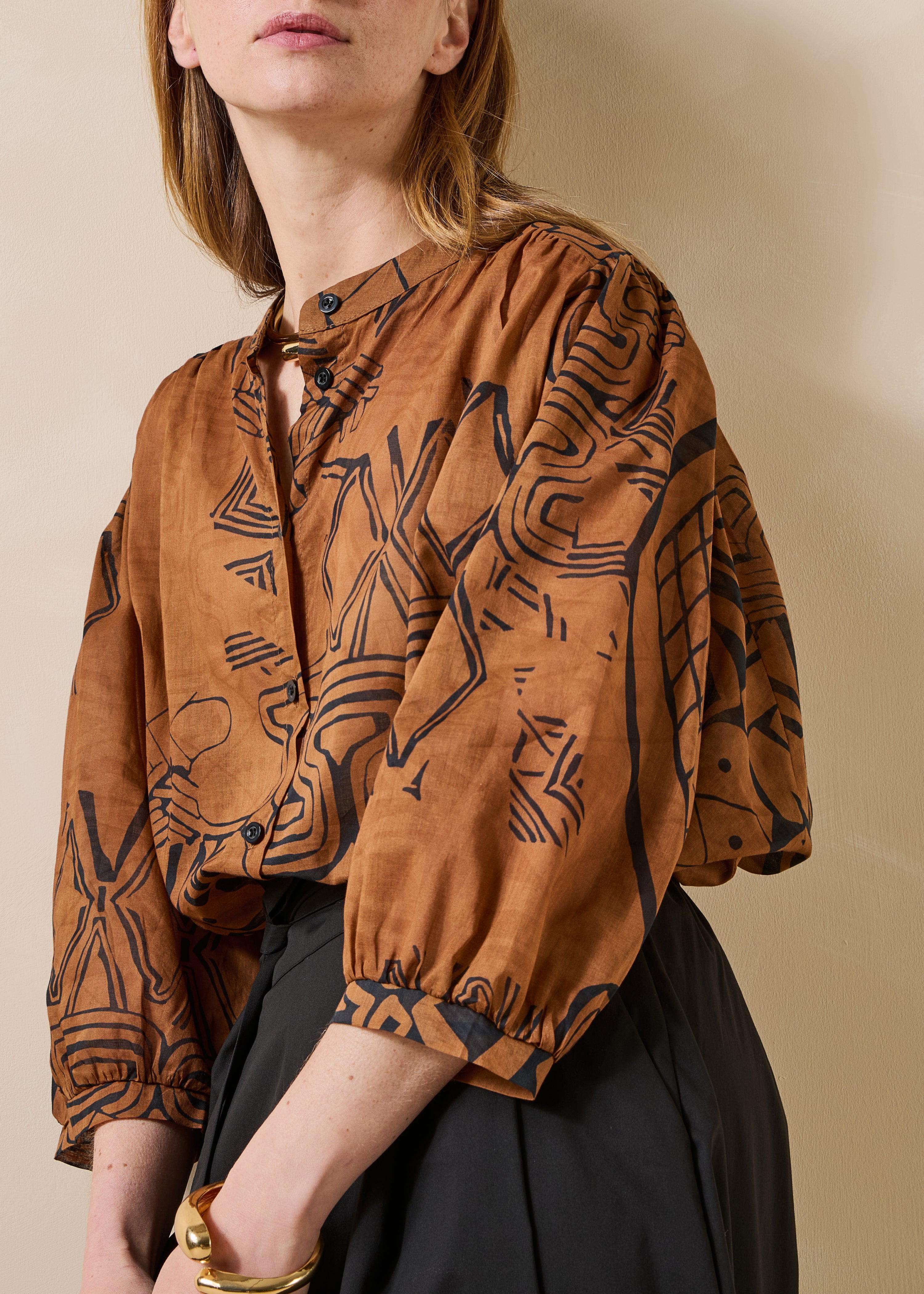 Braune Bluse aus bedrucktem Baumwoll-Voile