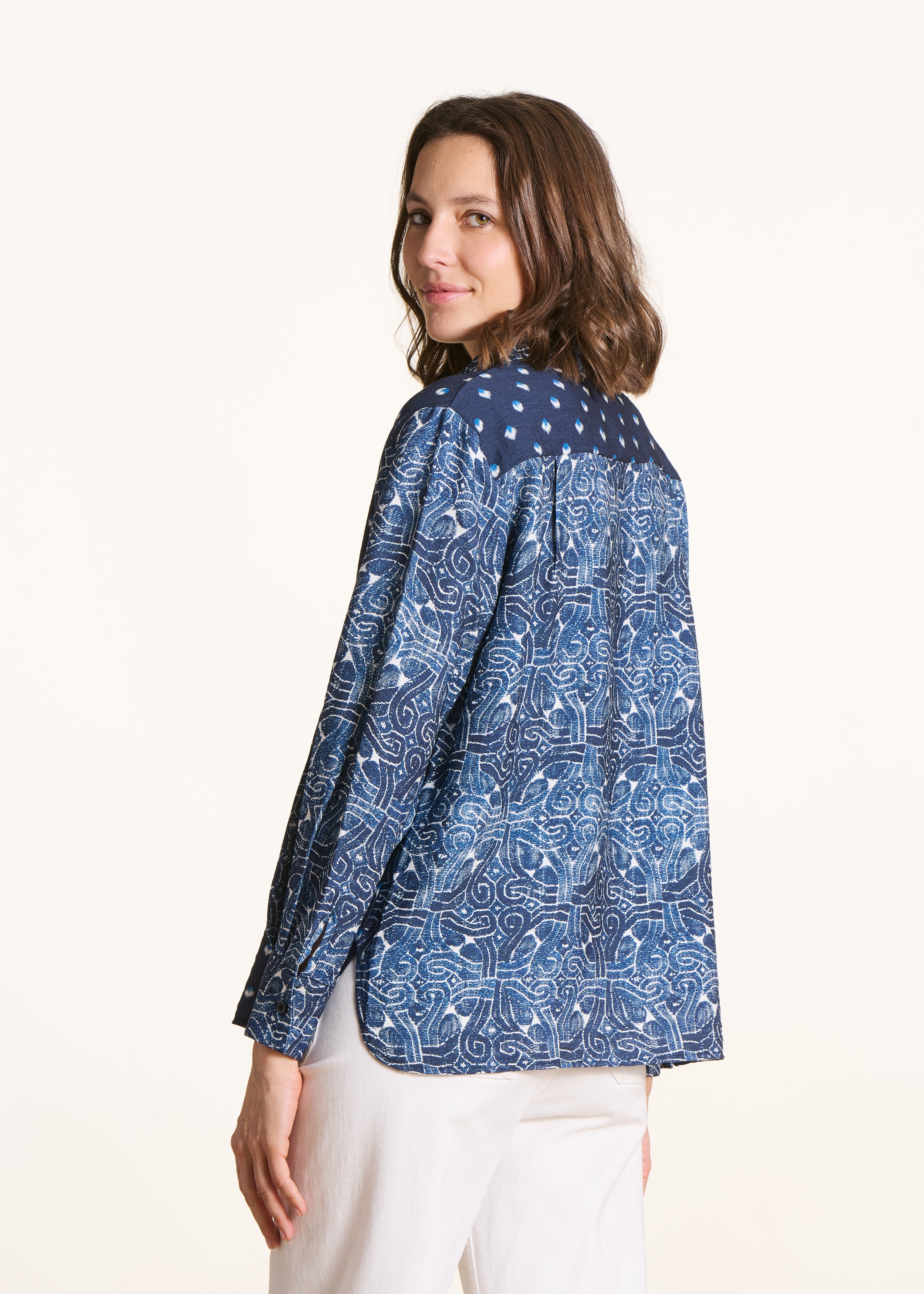 Chemise bleue manches longues avec patchwork d'imprimés