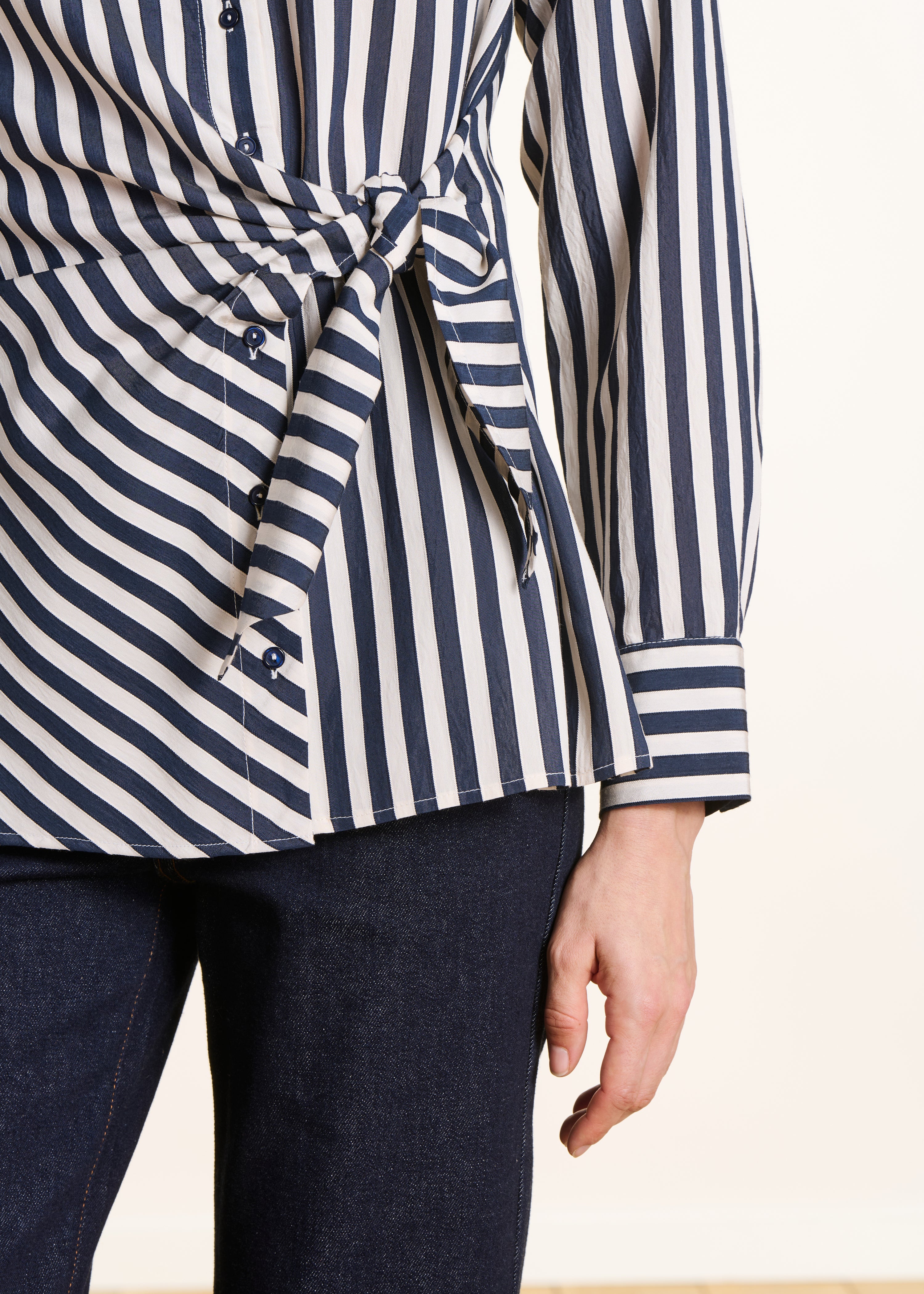 Marineblau gestreifte Bluse