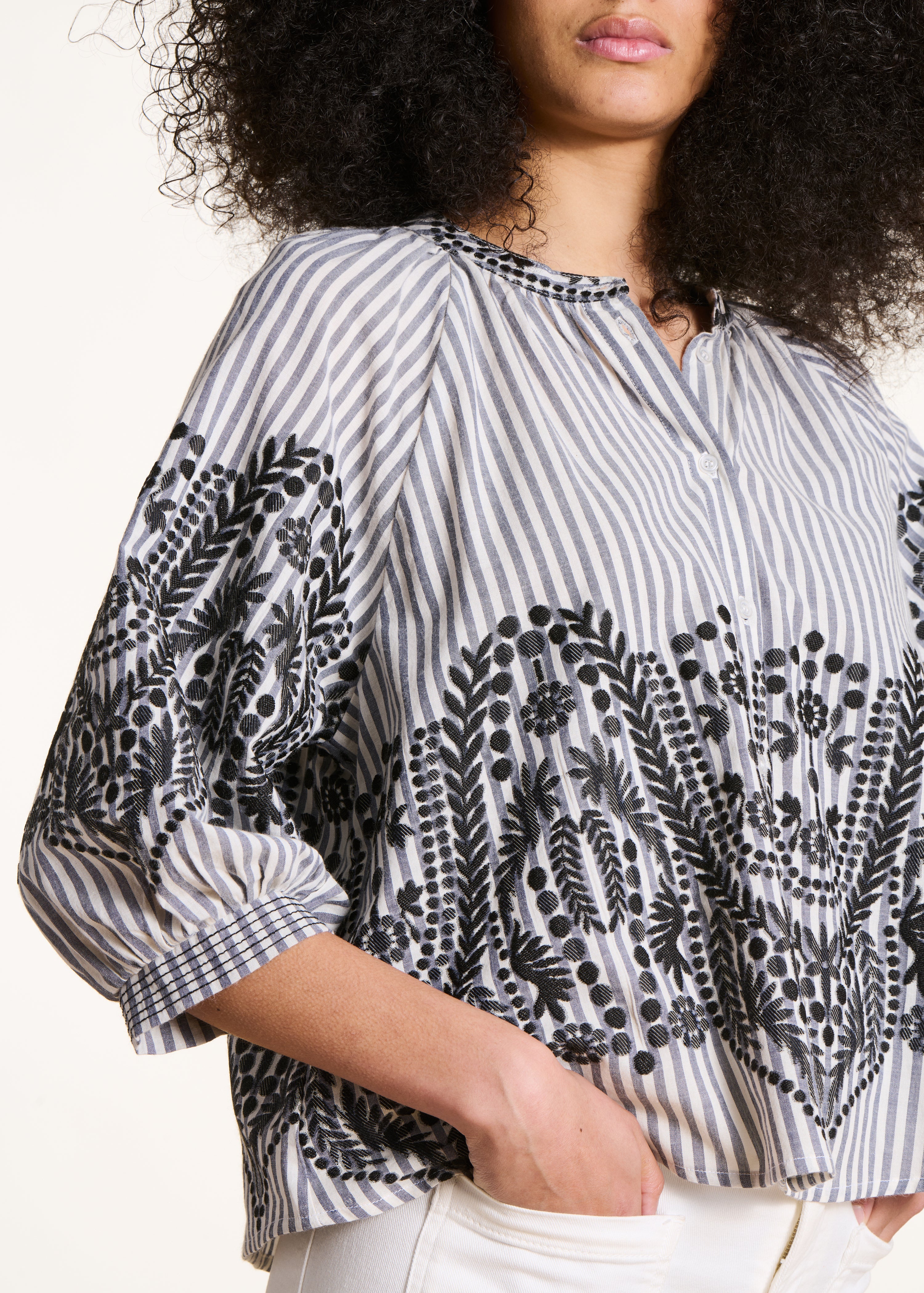 Schwarze weite Bluse mit Streifen und Jacquard-Muster