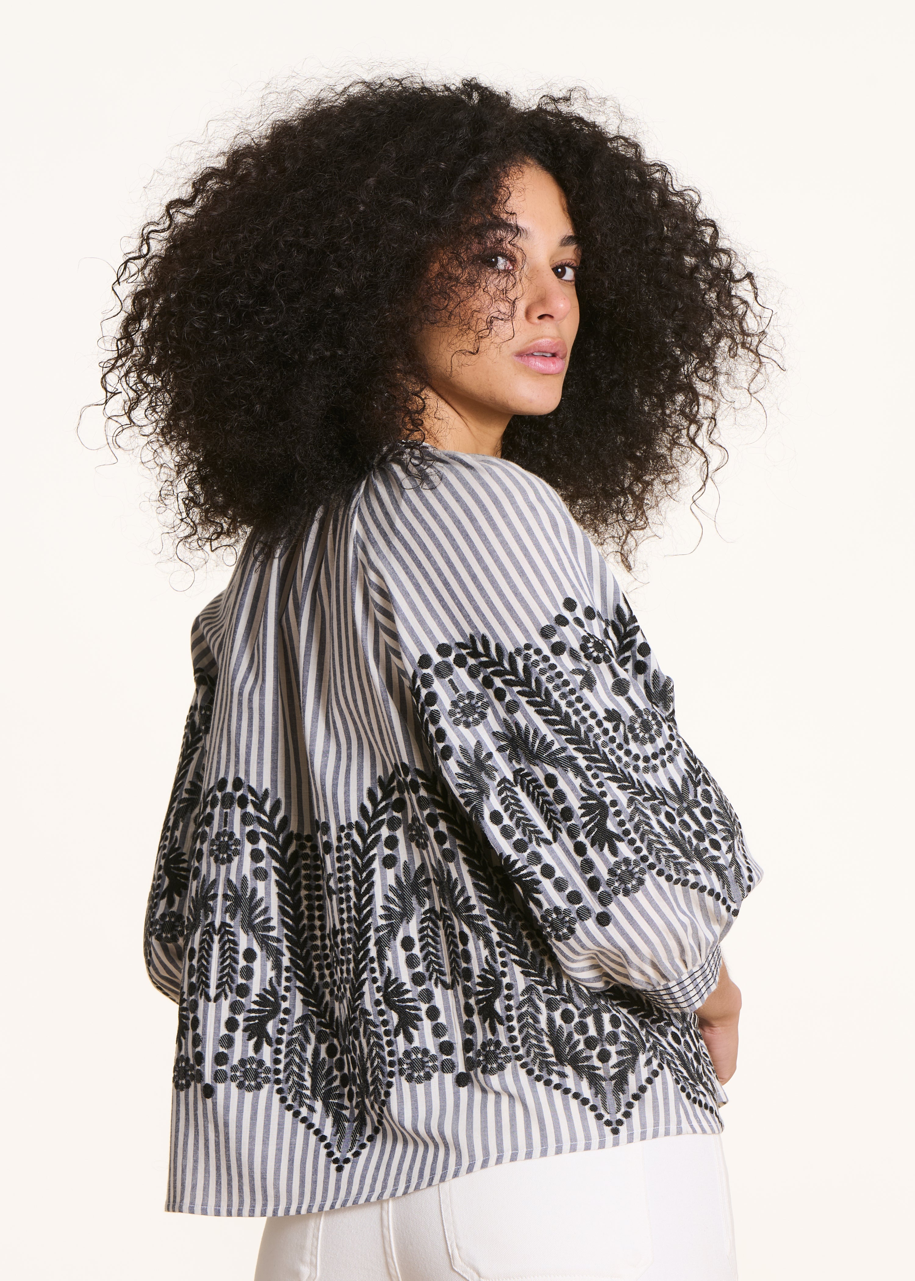 Schwarze weite Bluse mit Streifen und Jacquard-Muster