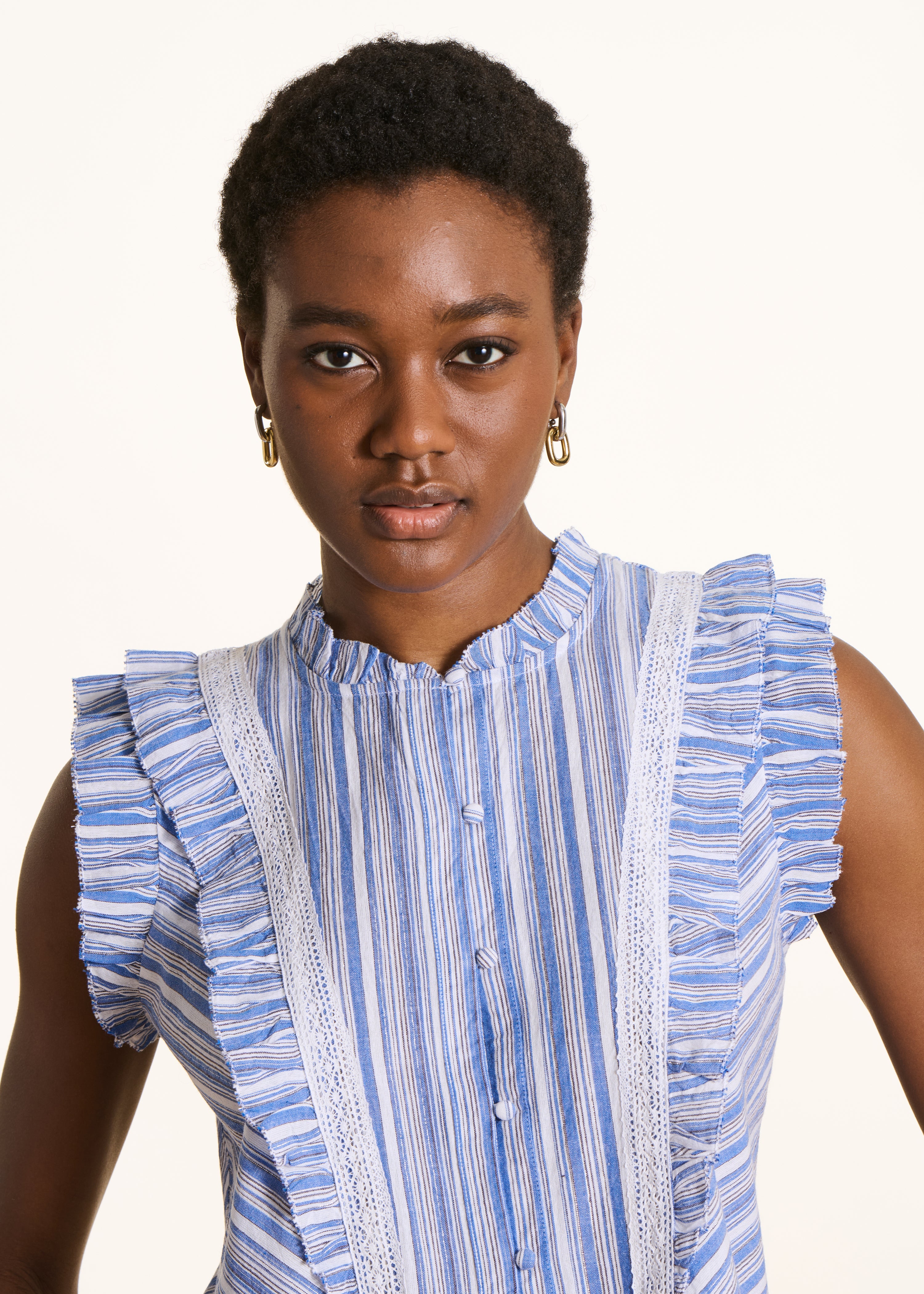 Chemise bleue rayée à volant sans manches