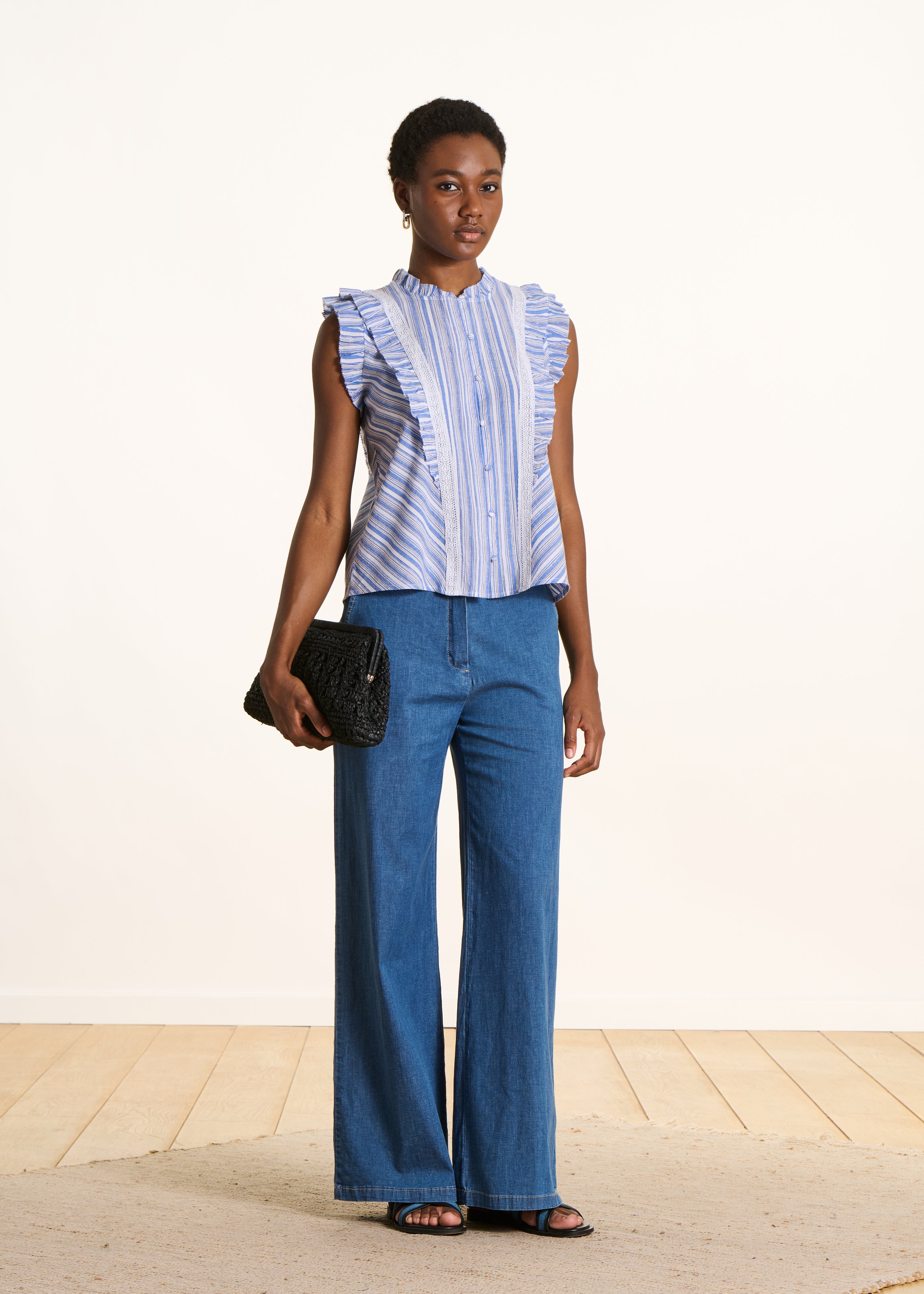 Chemise bleue rayée à volant sans manches