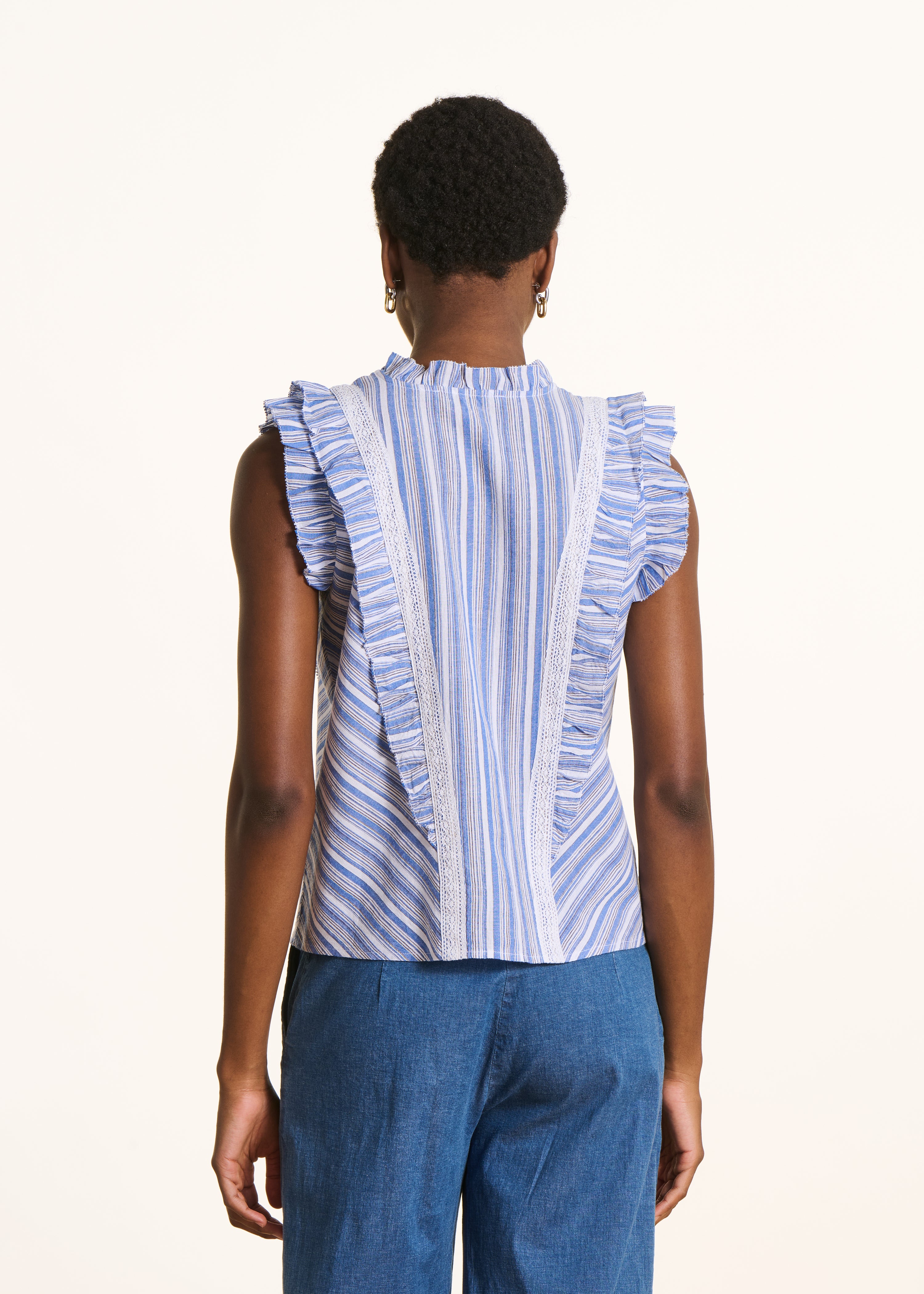Chemise bleue rayée à volant sans manches
