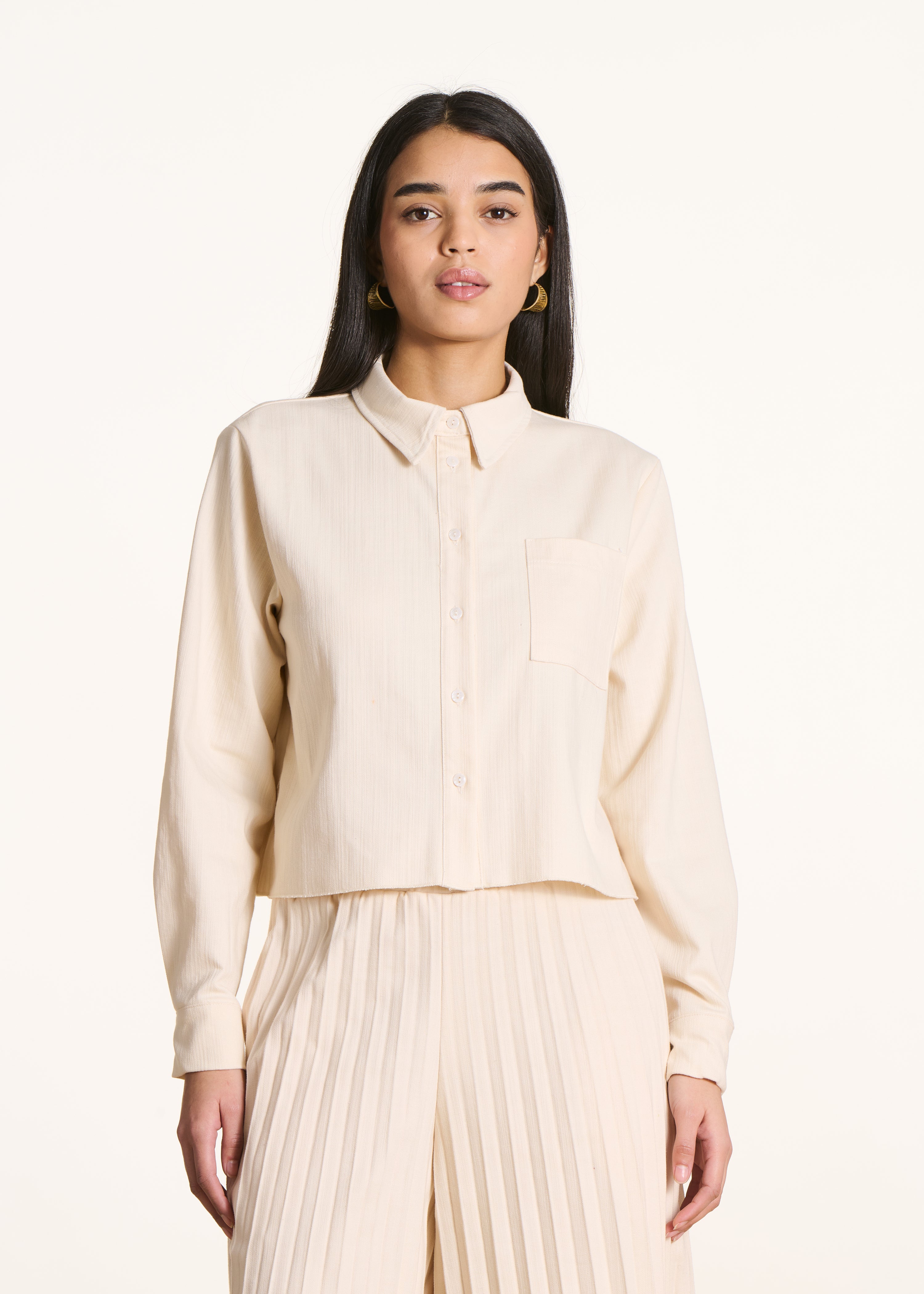 Loose off-white shirt with pleated back