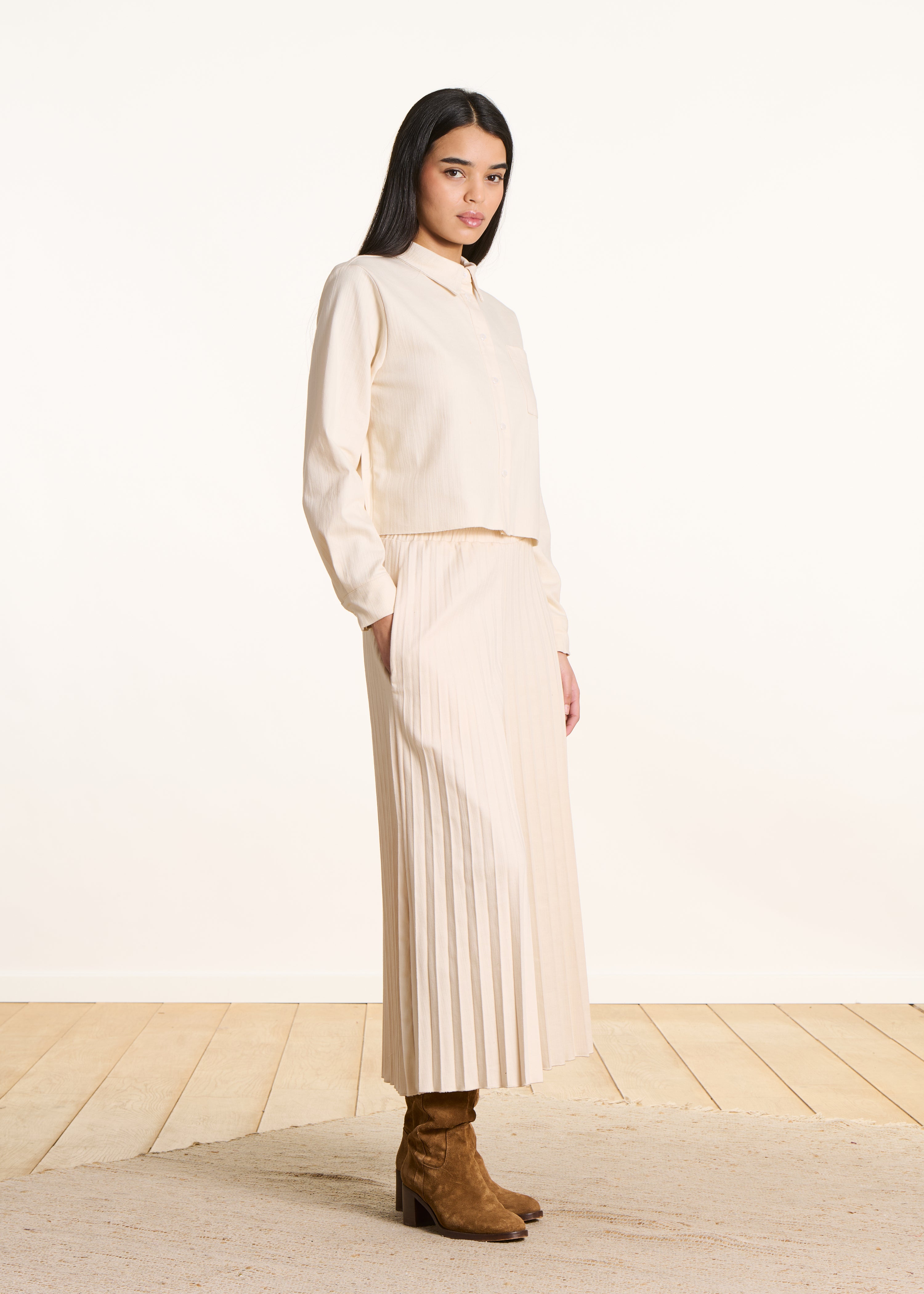 Loose off-white shirt with pleated back
