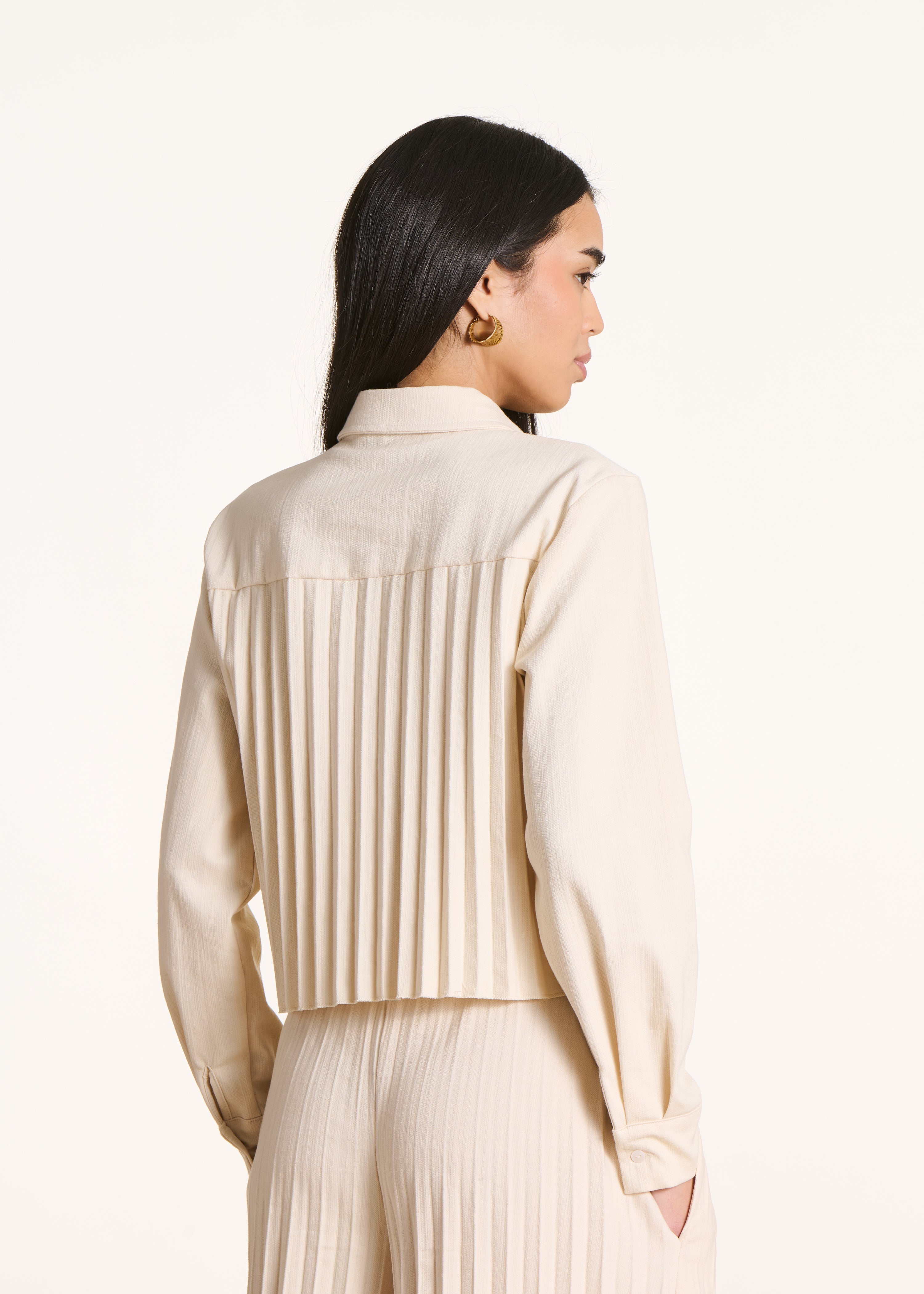 Loose off-white shirt with pleated back