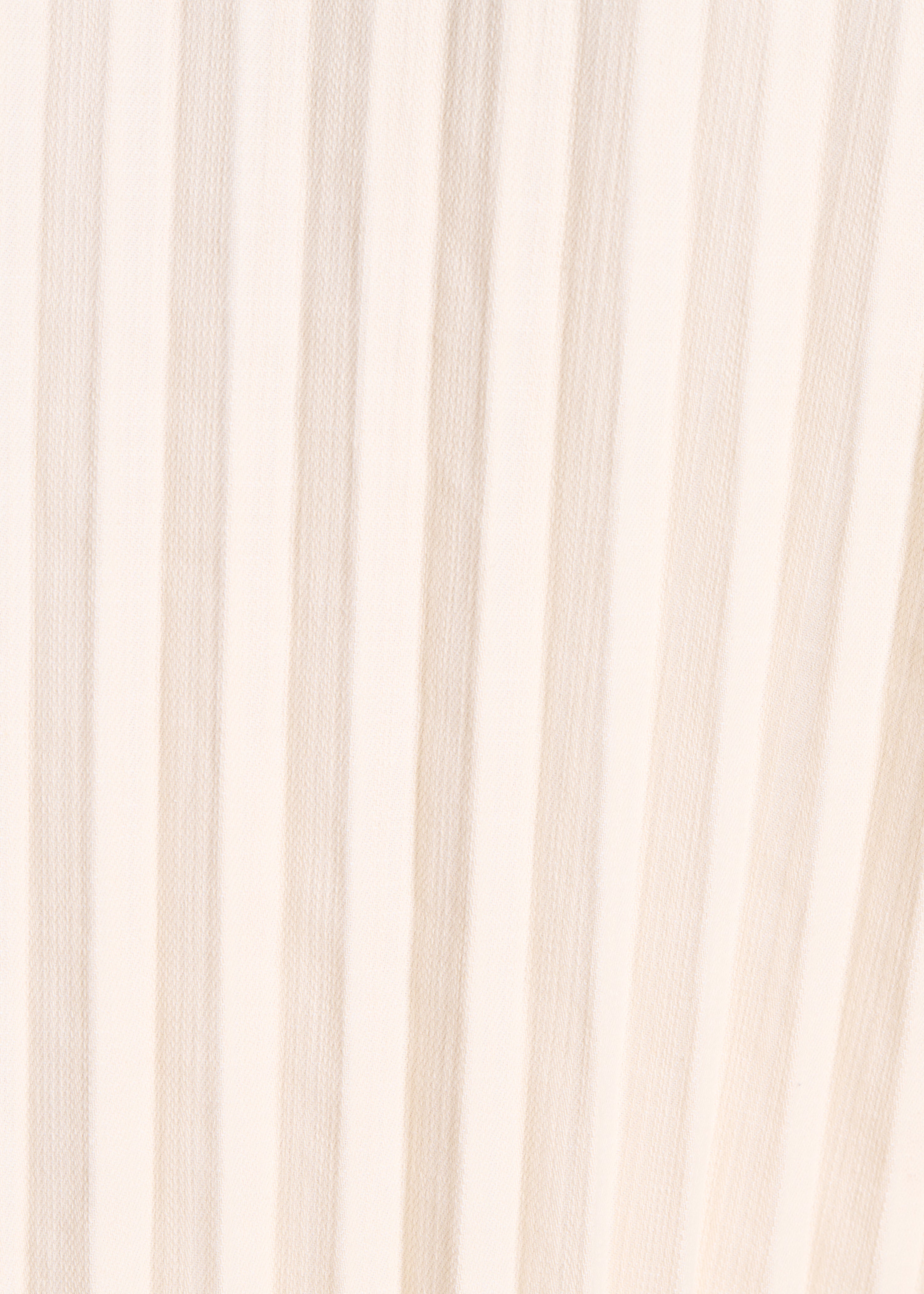 Loose off-white shirt with pleated back