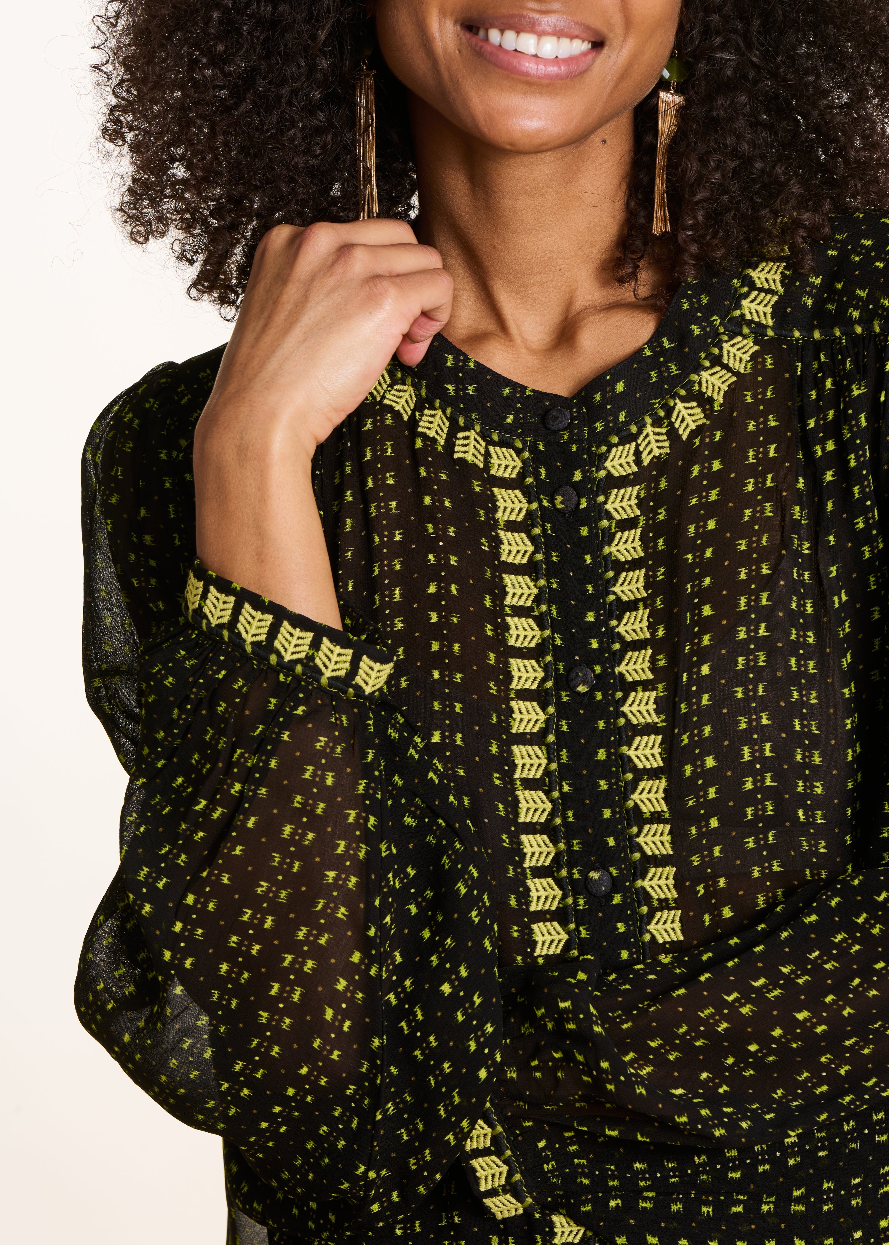 Khakifarbenes Blusenshirt mit grafischem Print und Stickereien