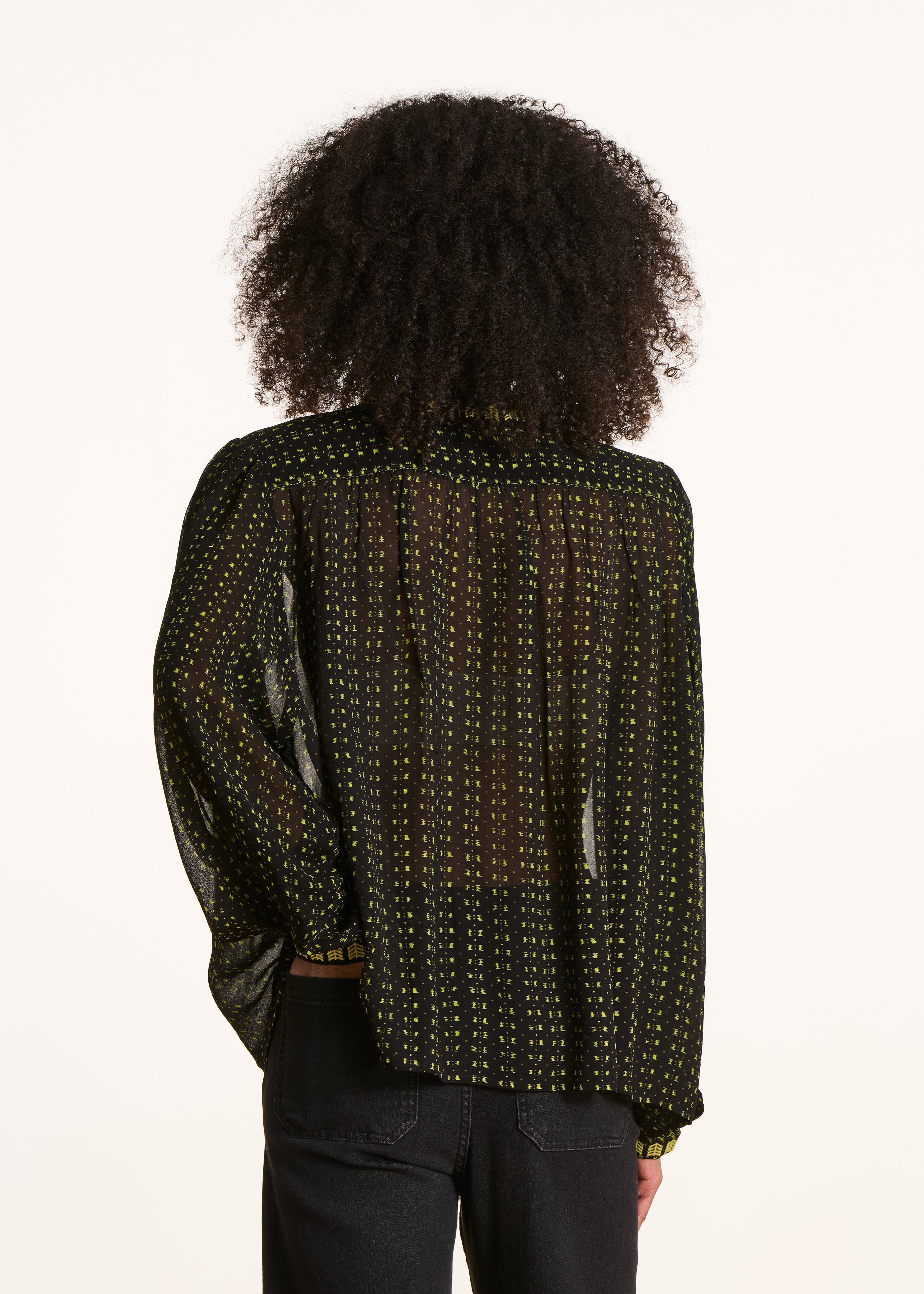 Khakifarbenes Blusenshirt mit grafischem Print und Stickereien