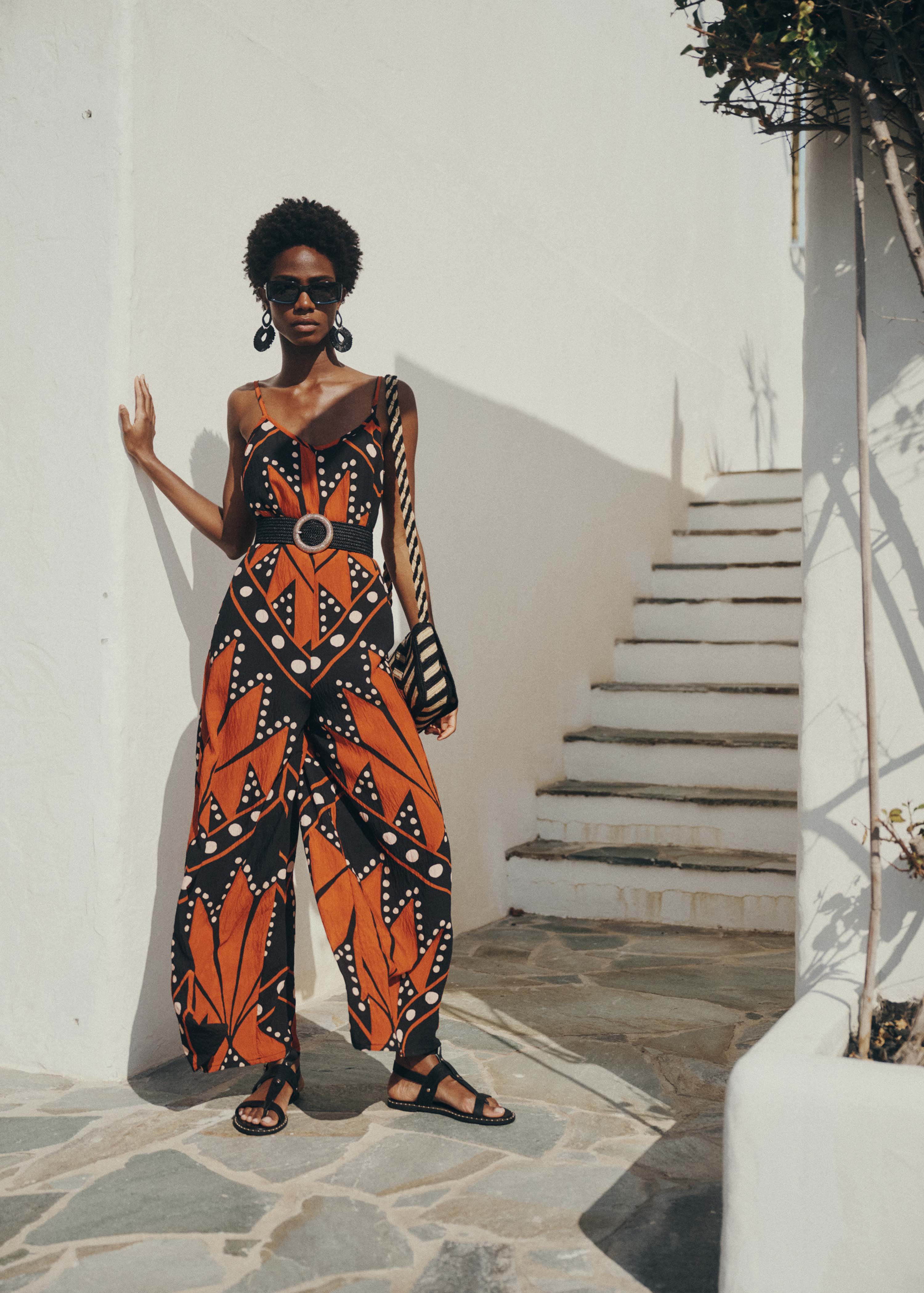 Tuta lunga ampia con spalline stampata nero e arancione