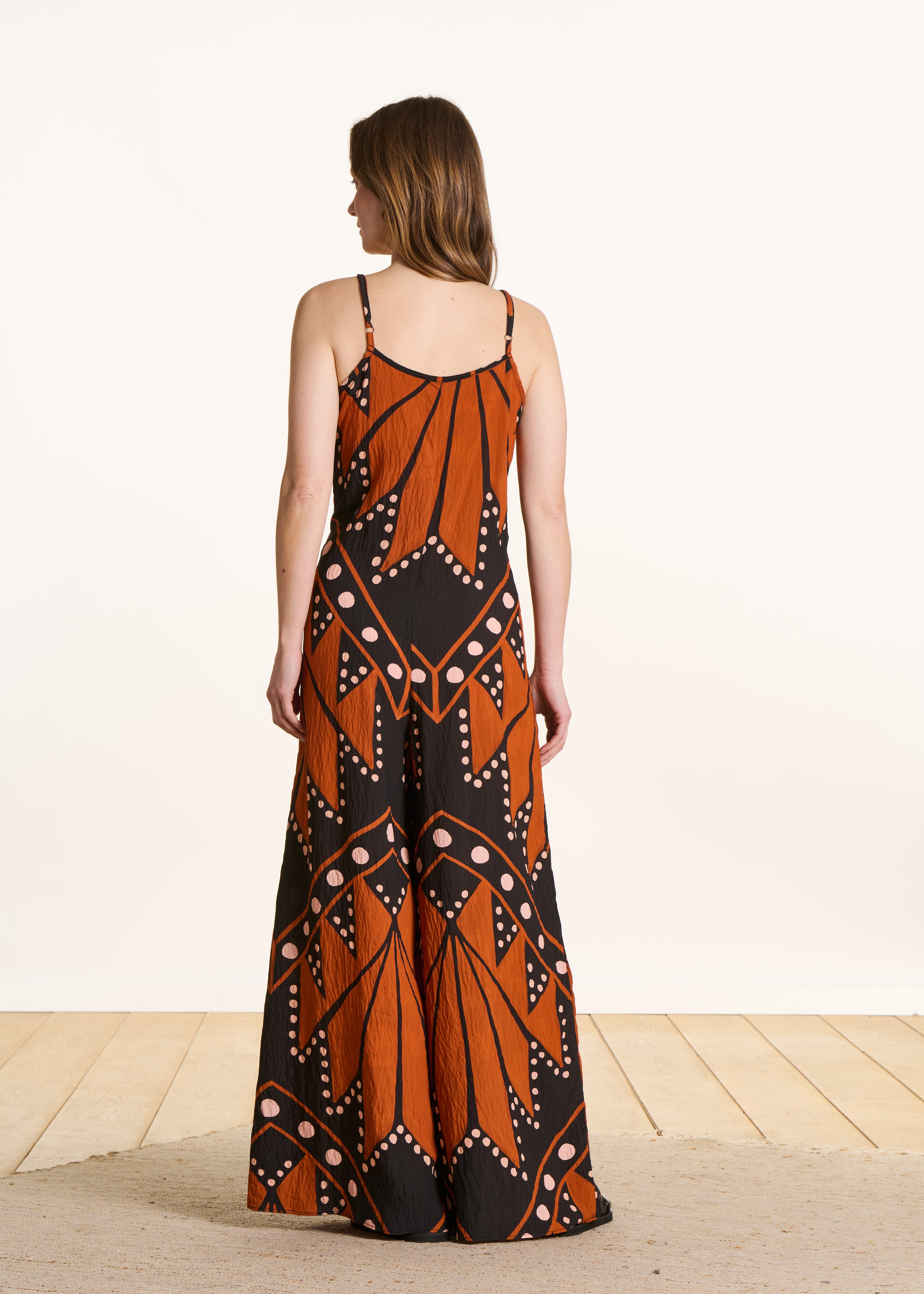 Mono largo amplio con tirantes estampado negro y naranja