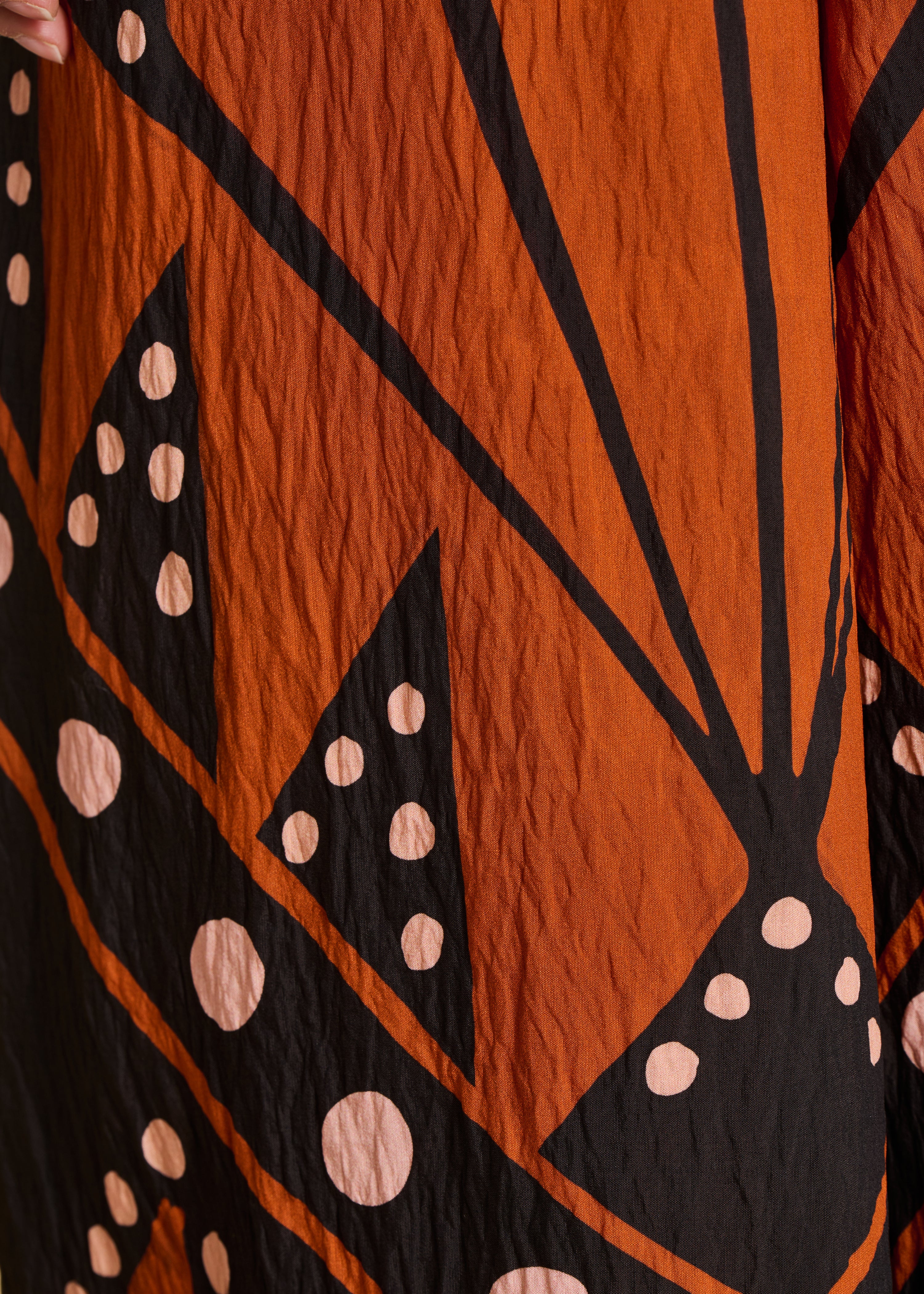 Mono largo amplio con tirantes estampado negro y naranja