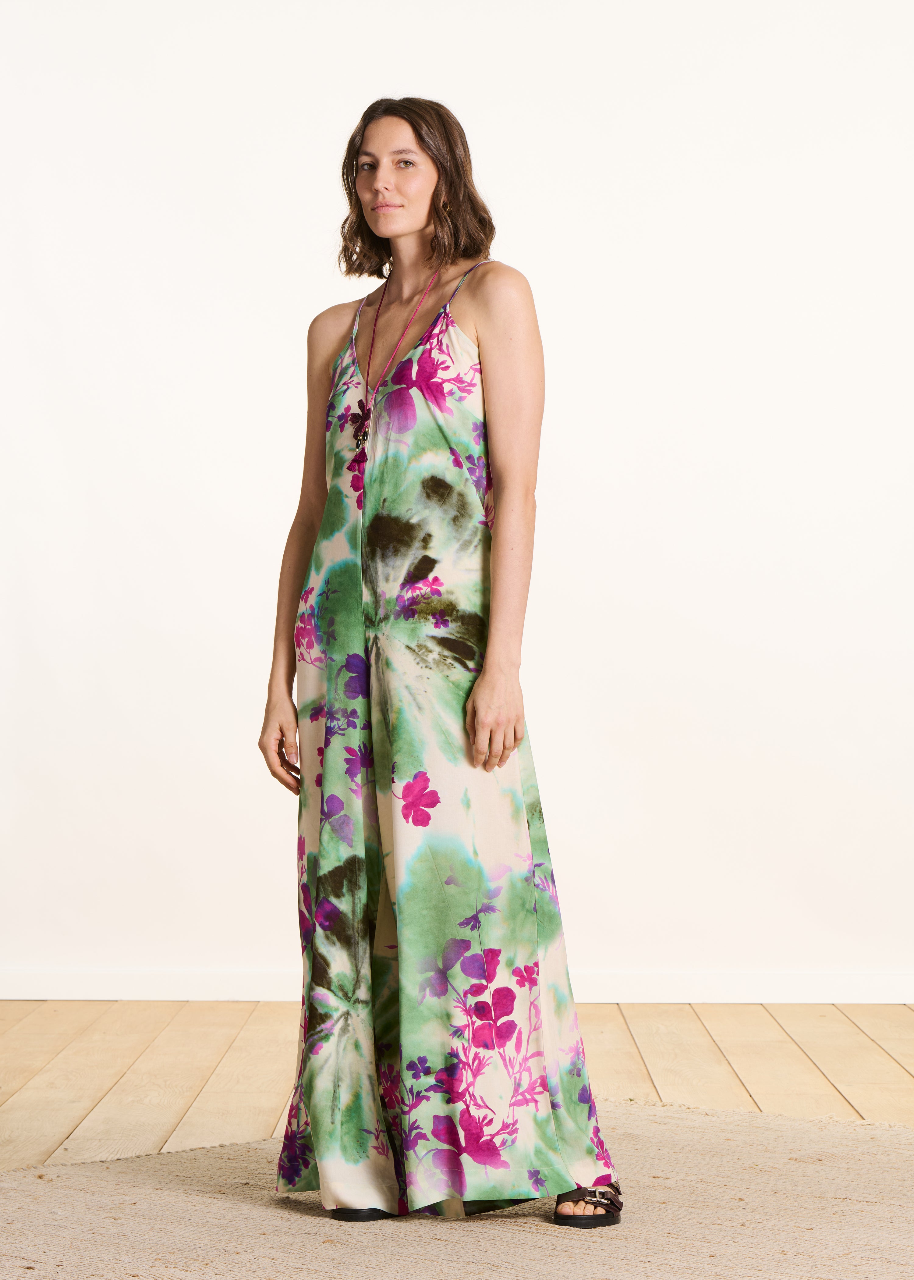 Geblümter Jumpsuit mit grünen und rosa Trägern