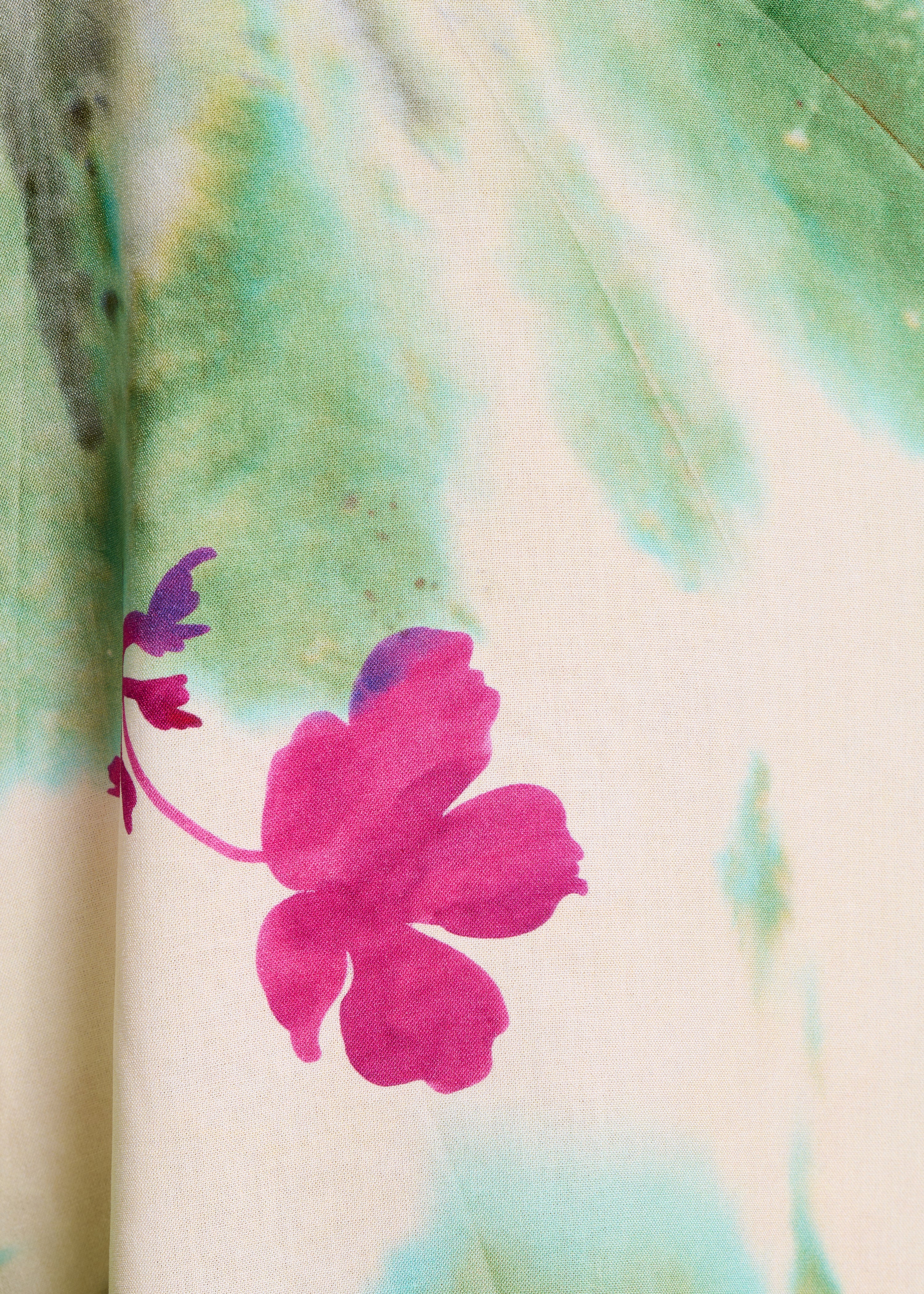 Geblümter Jumpsuit mit grünen und rosa Trägern