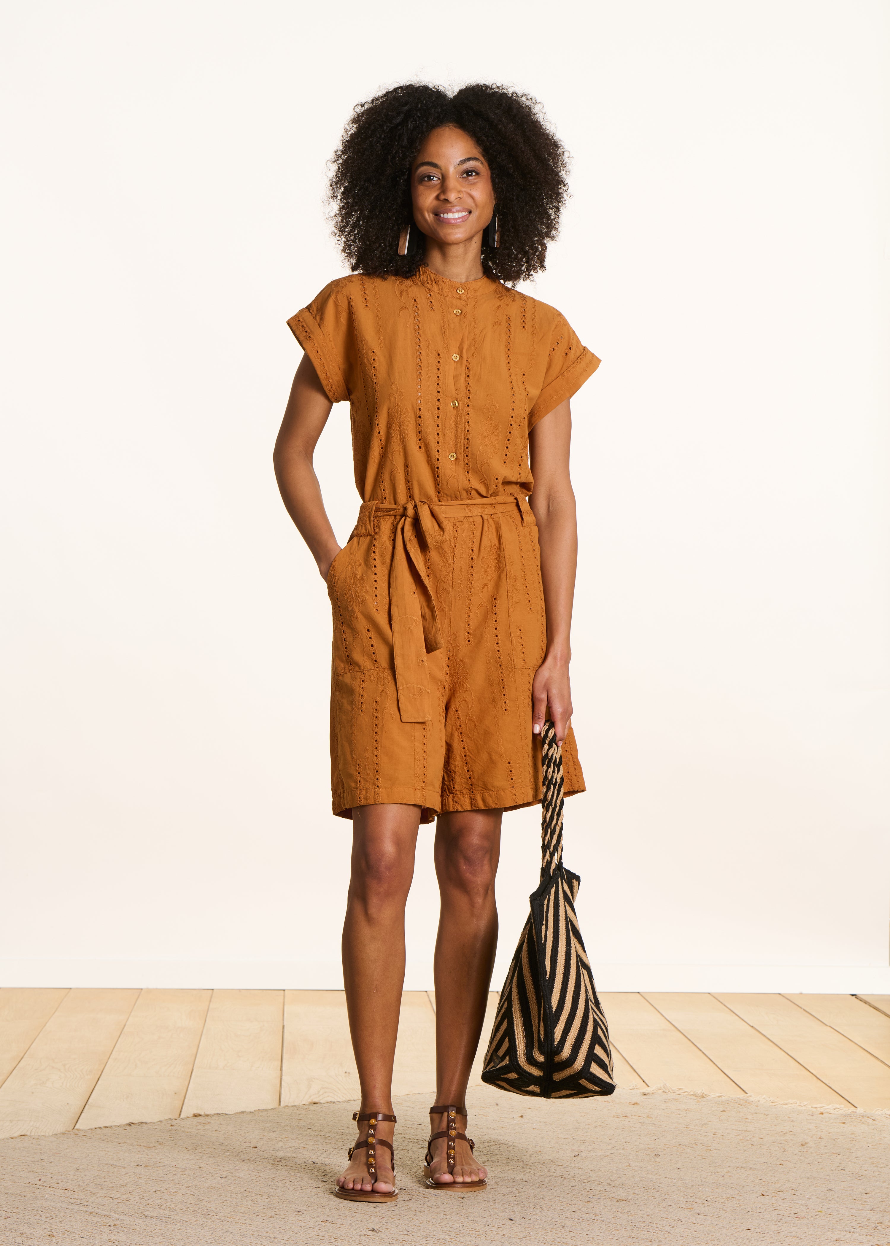 Tuta corta ocra in ricamo inglese