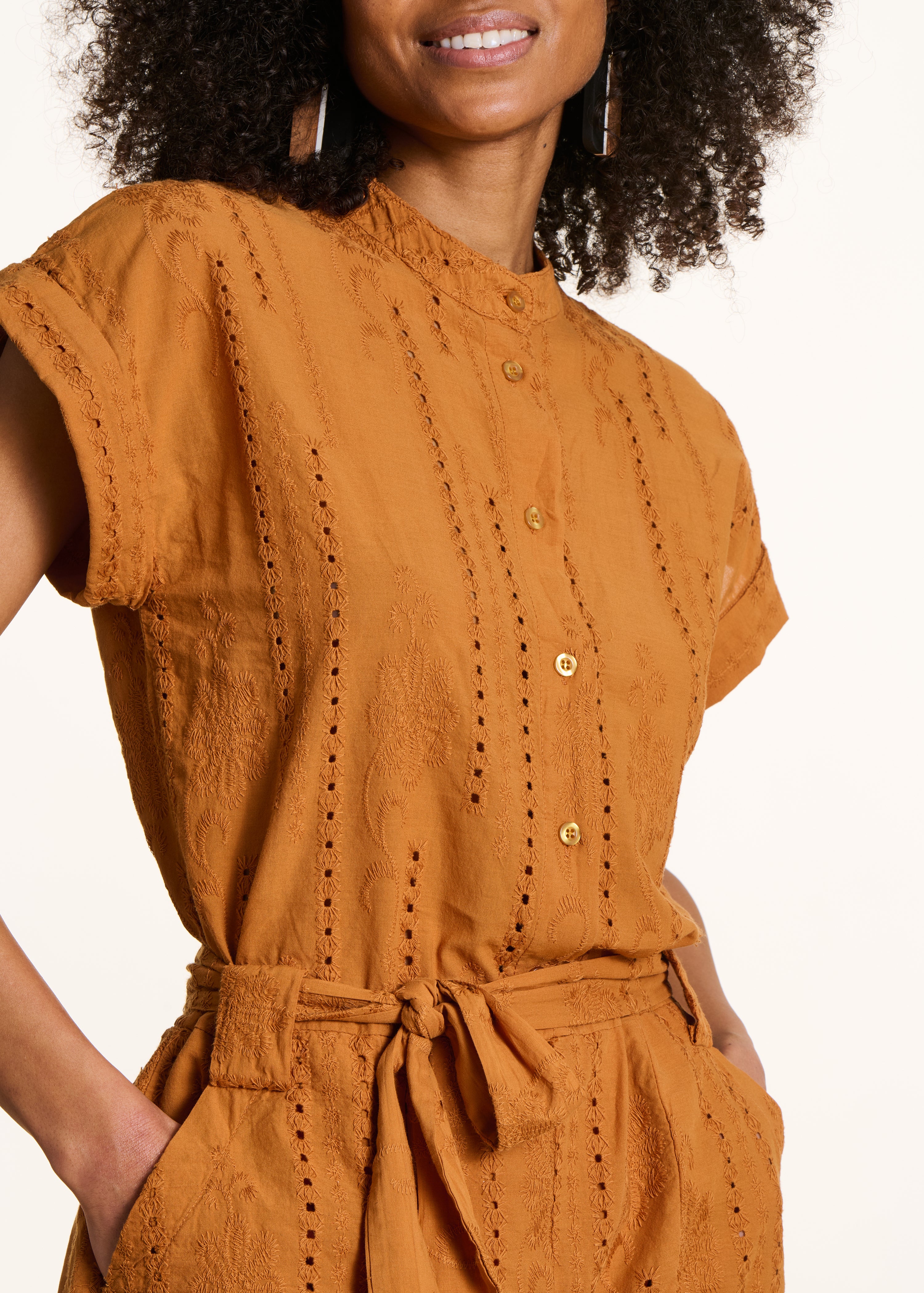 Tuta corta ocra in ricamo inglese