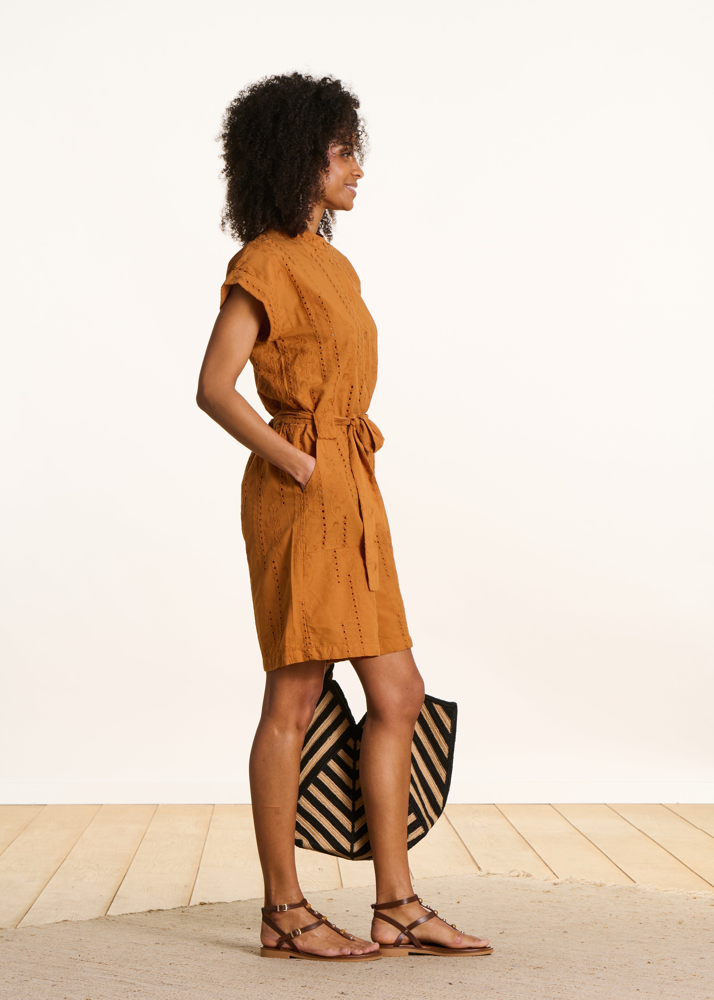 Tuta corta ocra in ricamo inglese