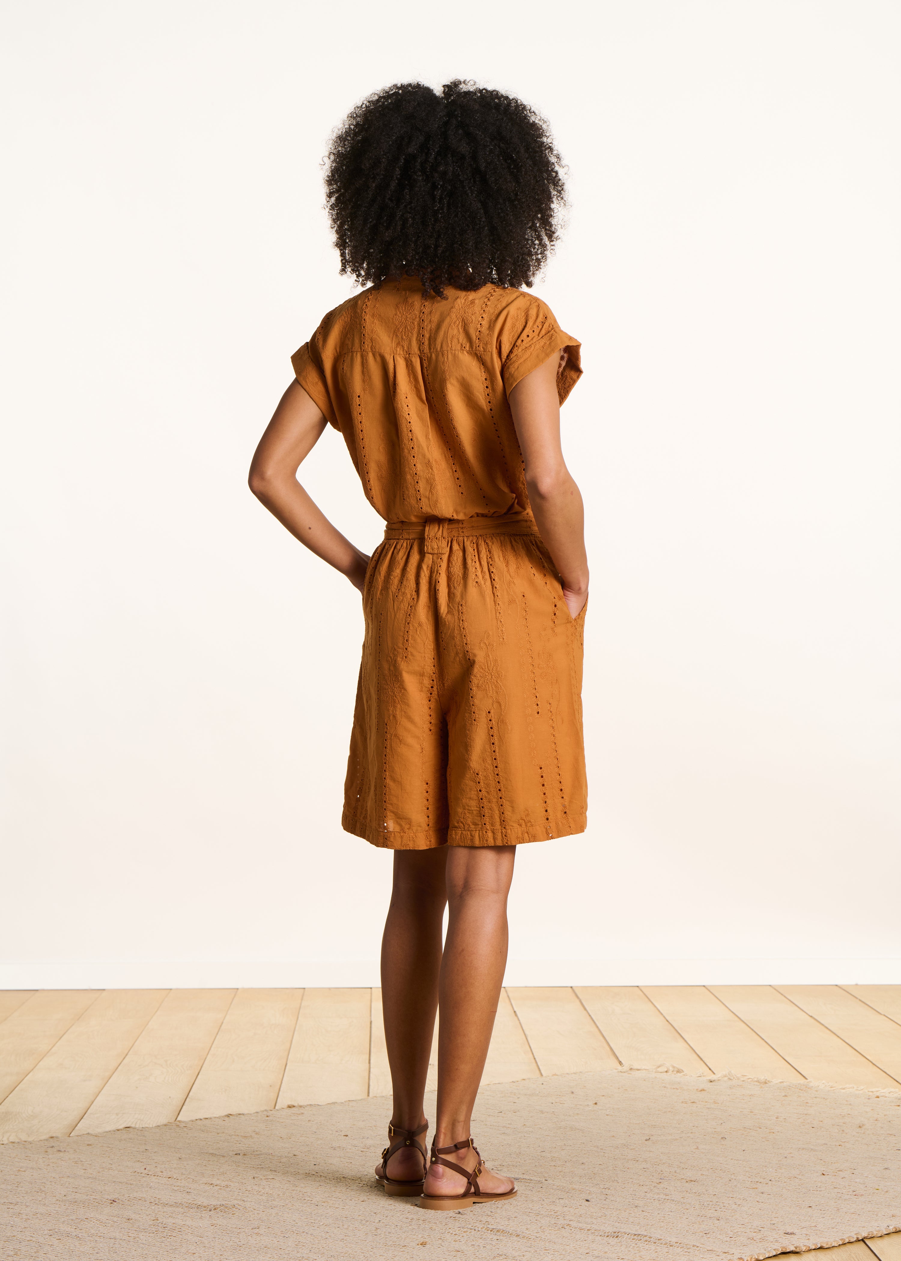 Tuta corta ocra in ricamo inglese