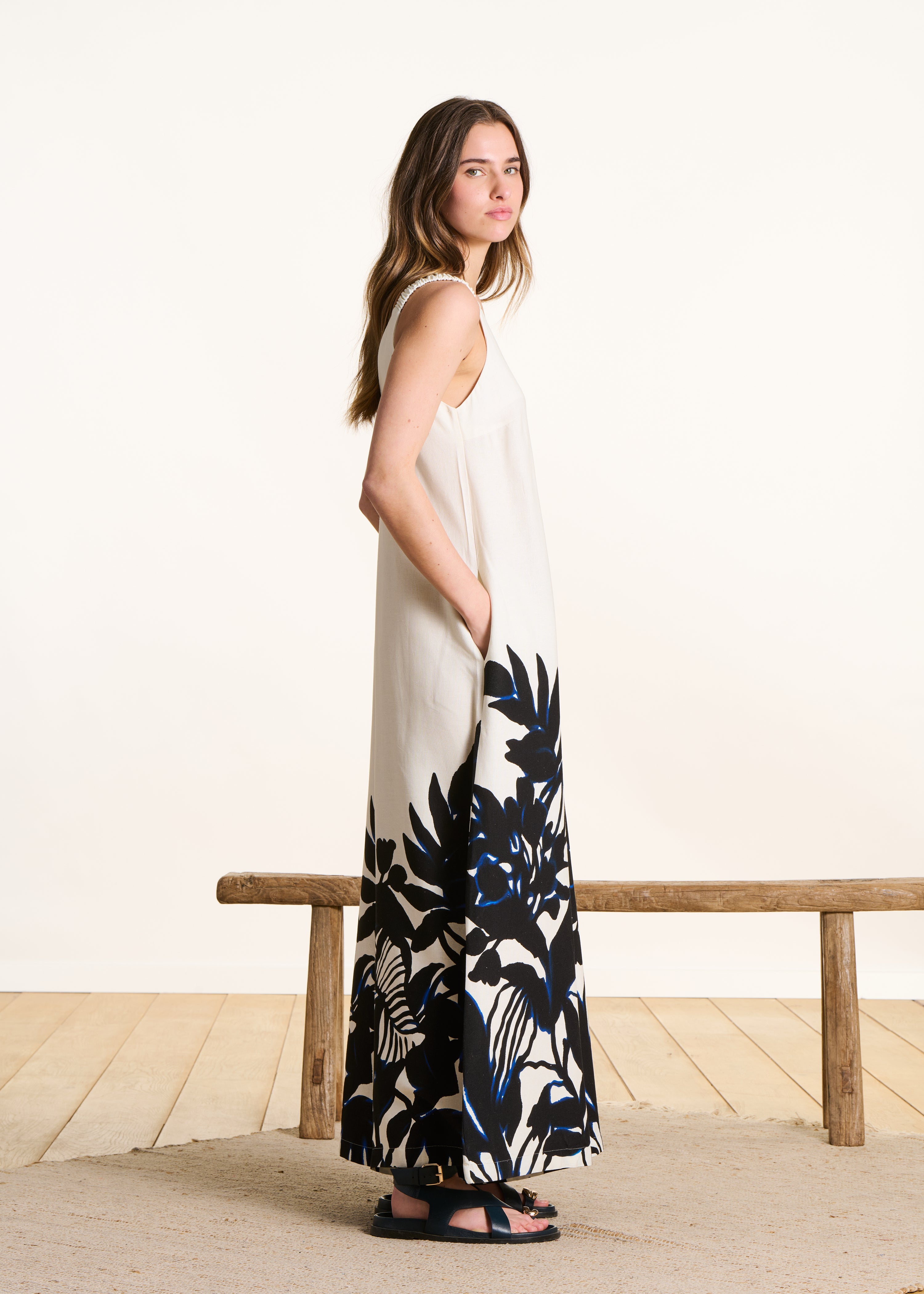 Tuta larga con spalline e stampa nero