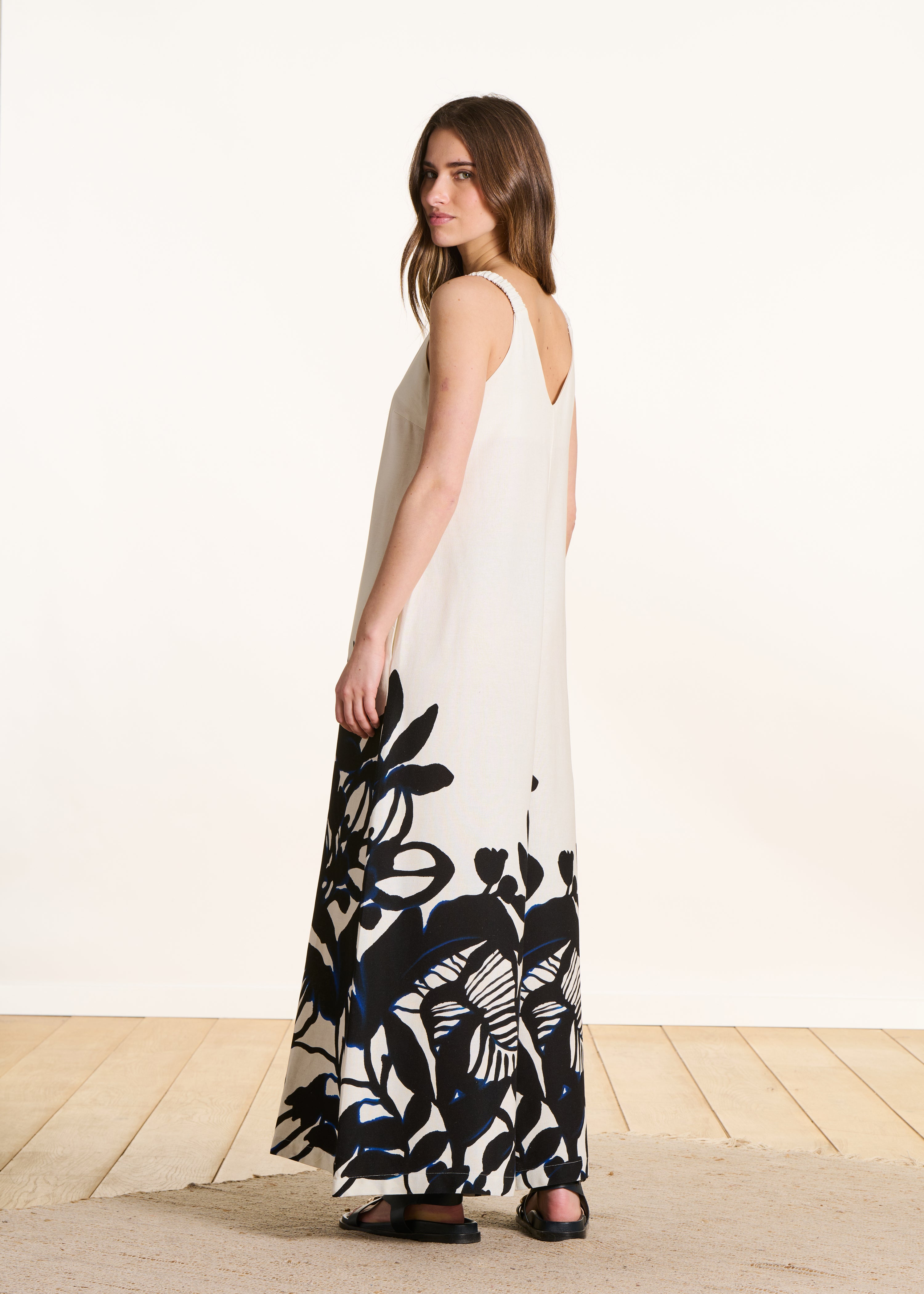 Weite Latzhose mit schwarzen Trägern und Print