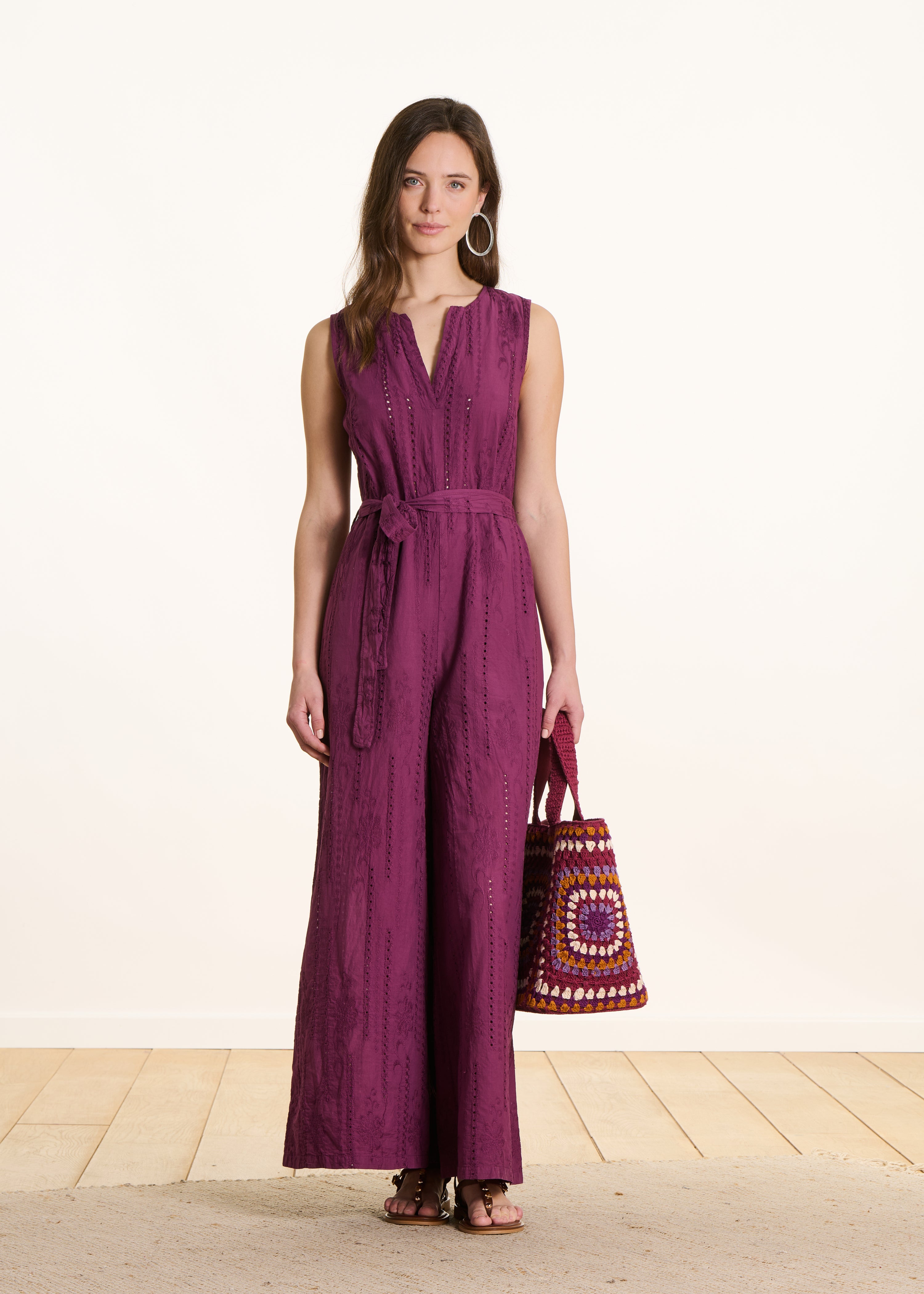 Combinaison pantalon violette en broderie anglaise