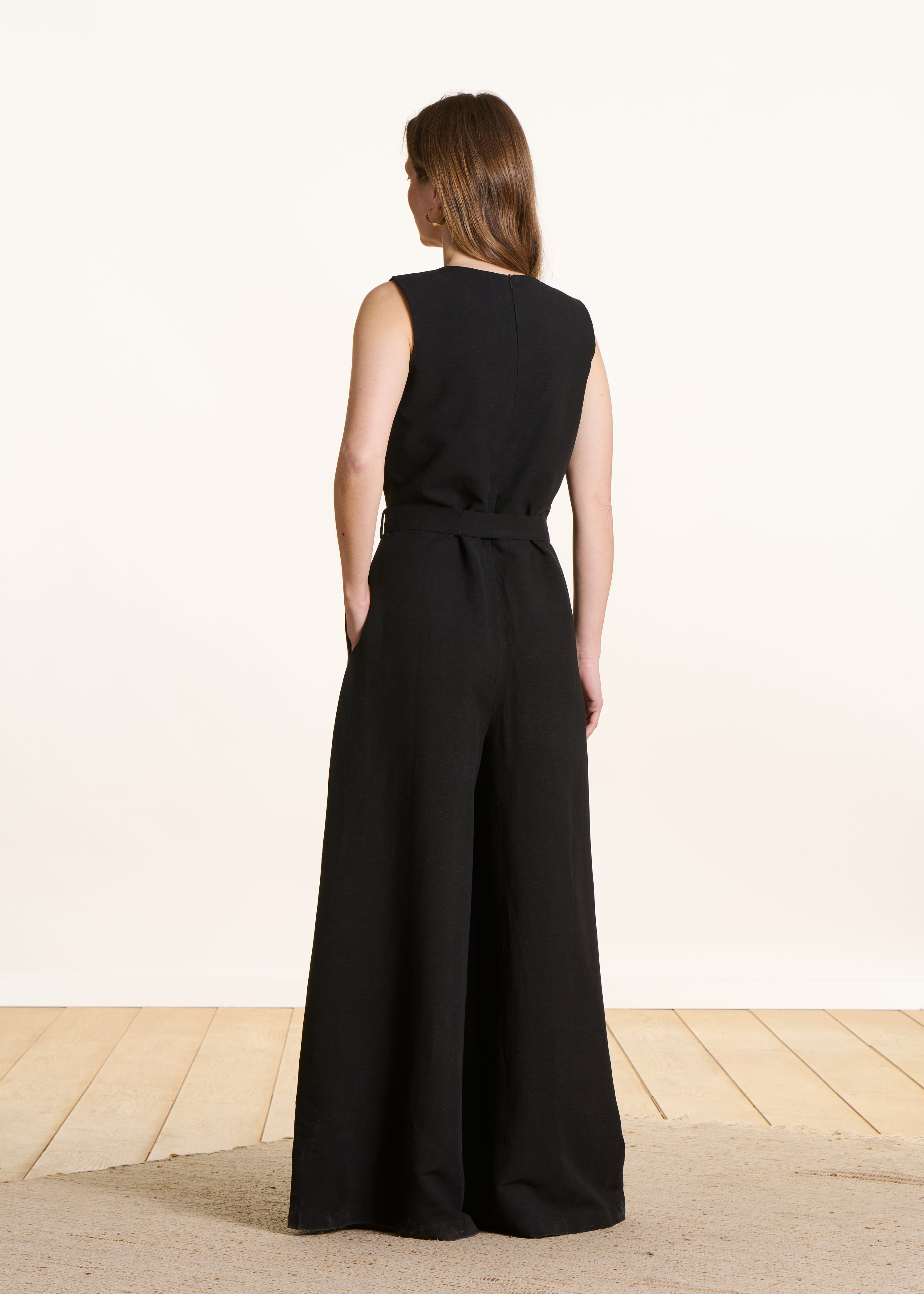 Schwarzer weiter Hosenanzug mit Schlitz