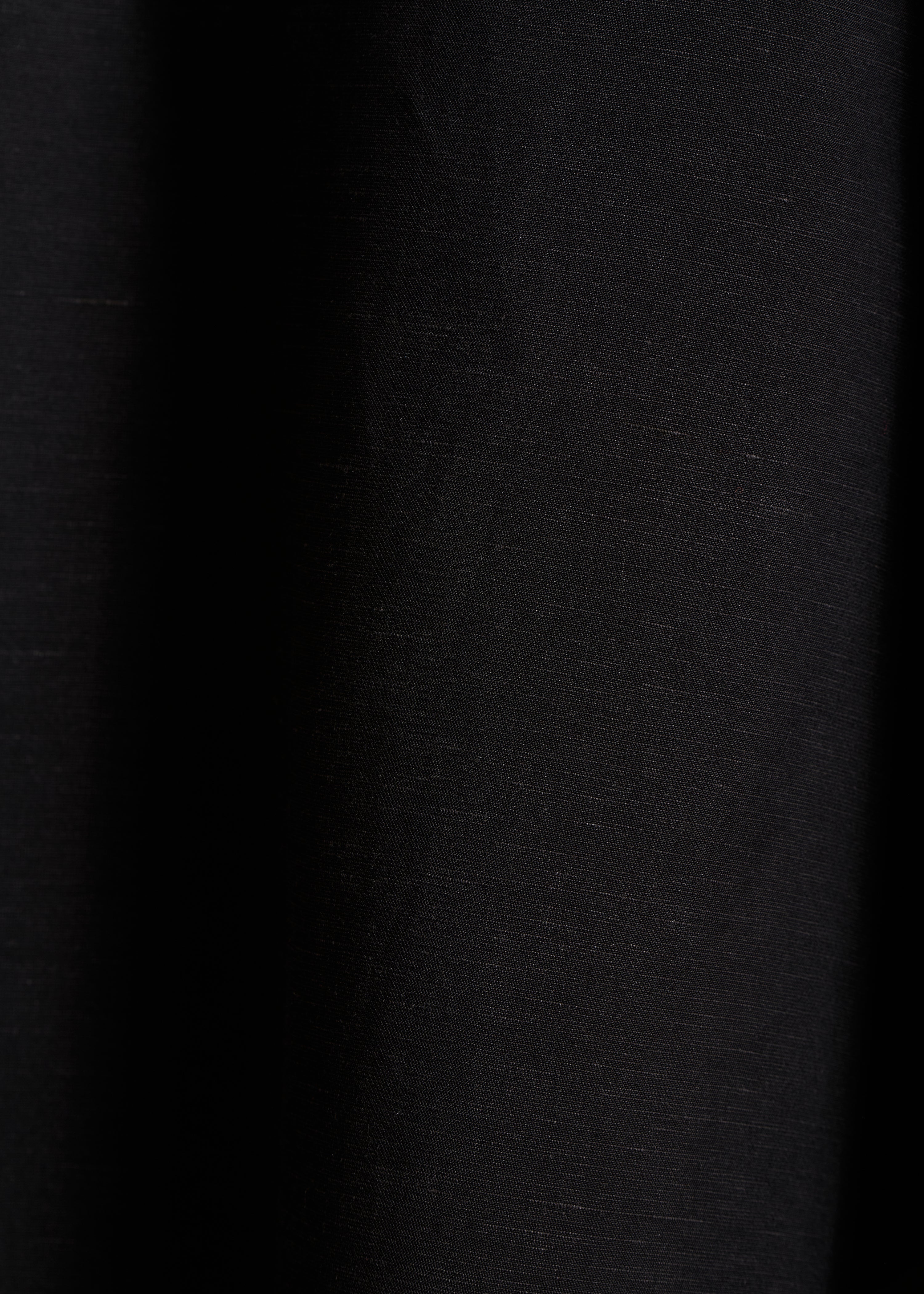 Schwarzer weiter Hosenanzug mit Schlitz