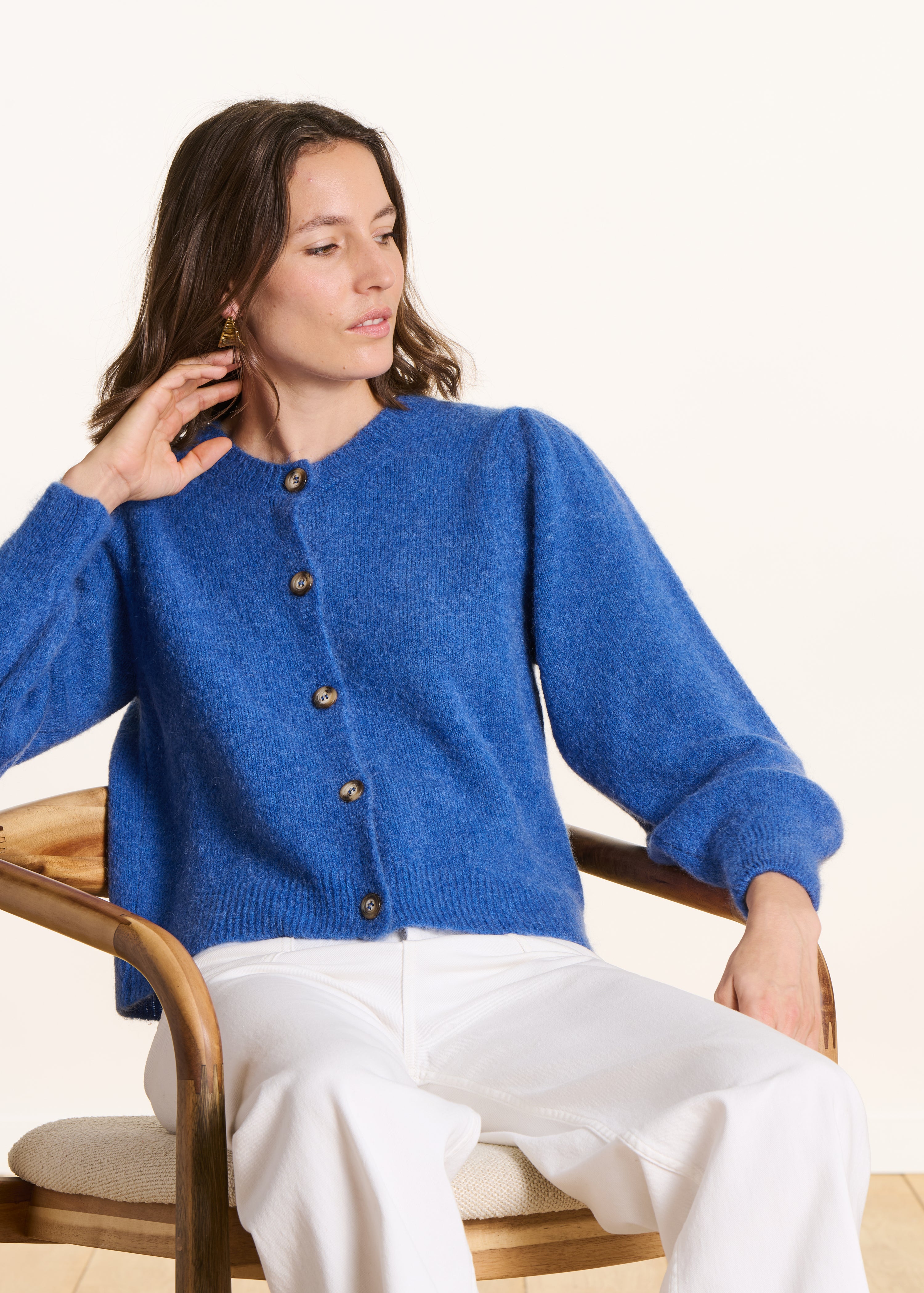 Gilet bleu droit et court col rond