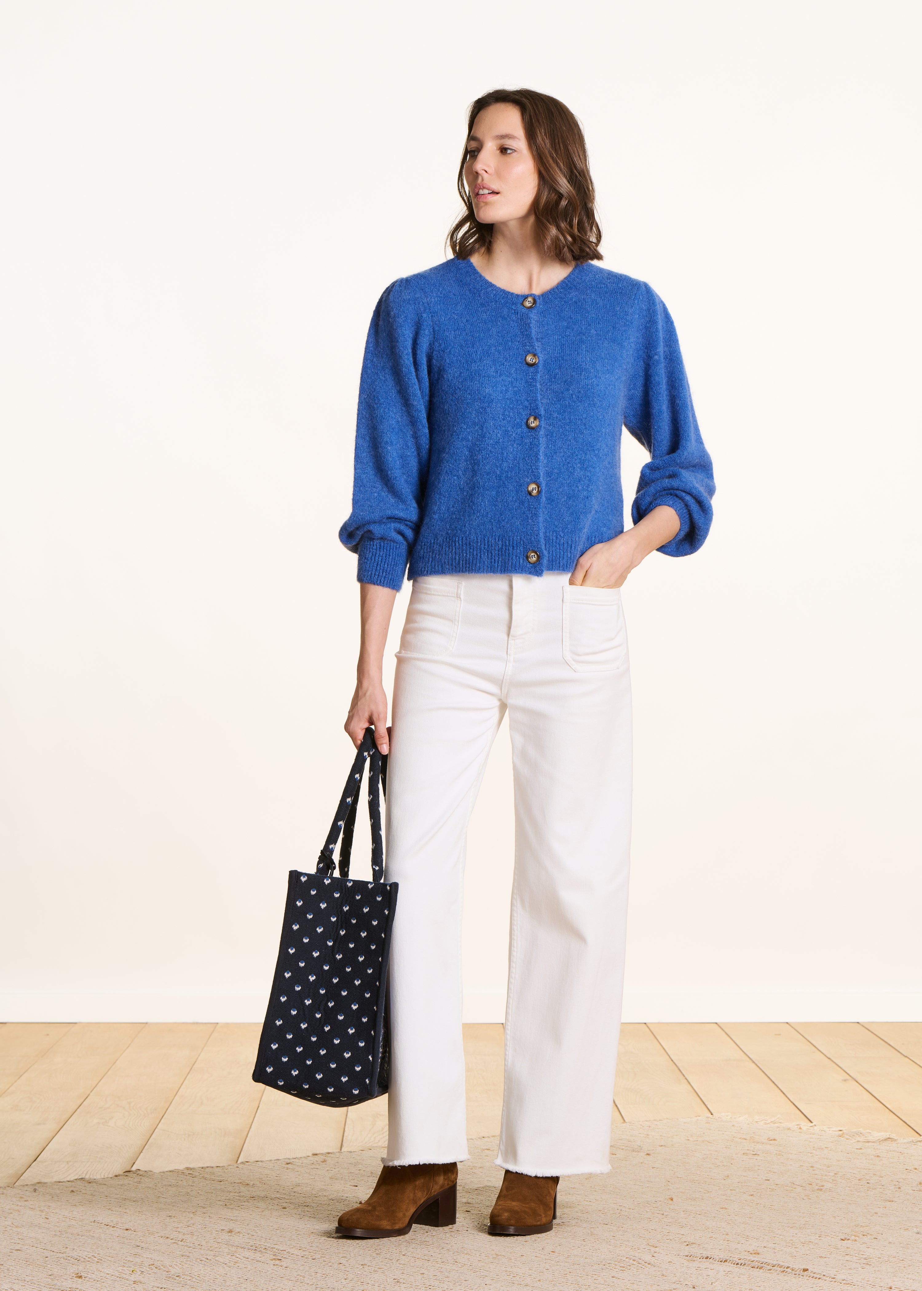 Gilet bleu droit et court col rond