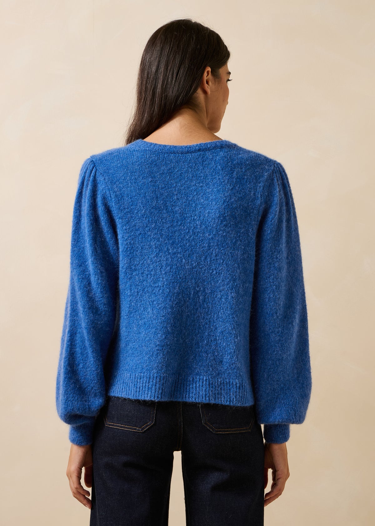 Chaleco azul recto y corto con cuello redondo