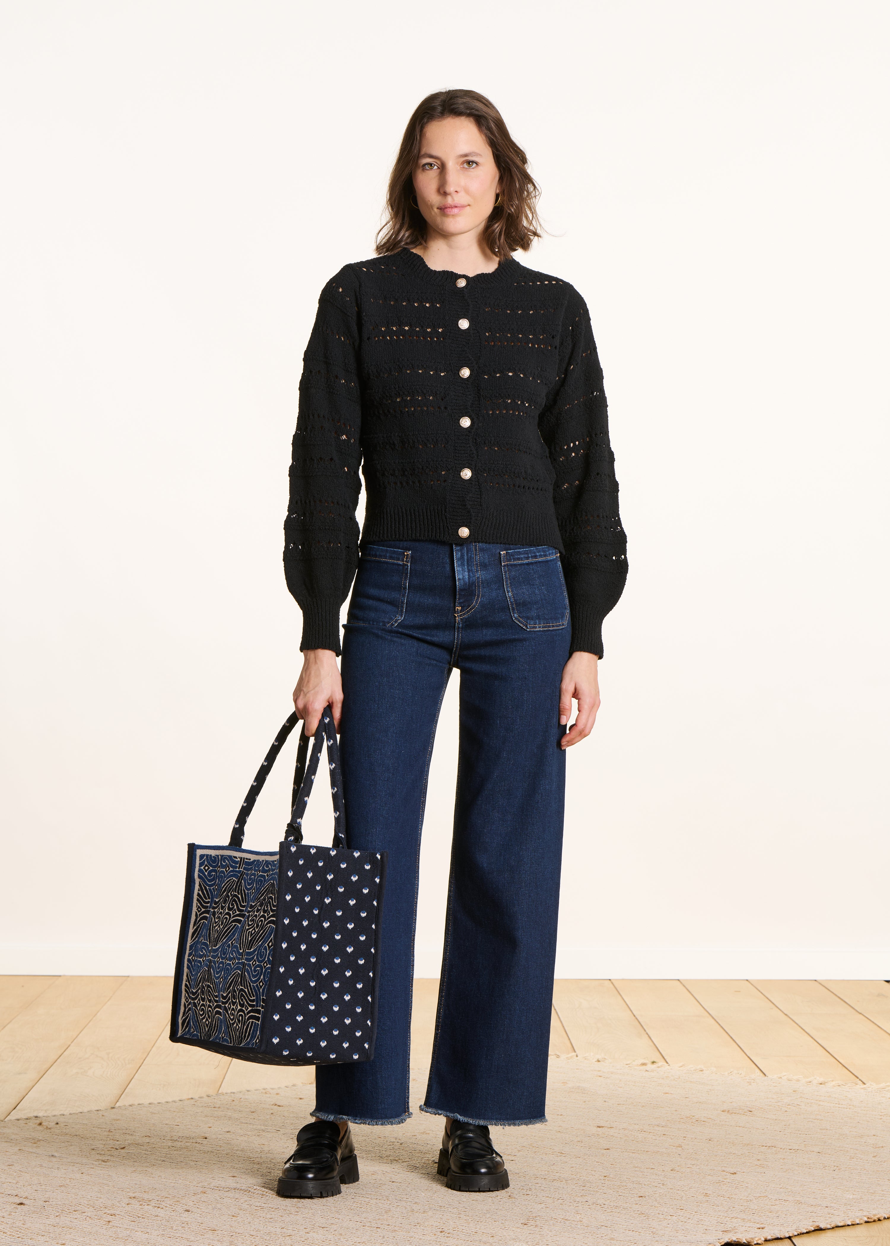 Gilet noir en maille ajourée boutons fantaisie