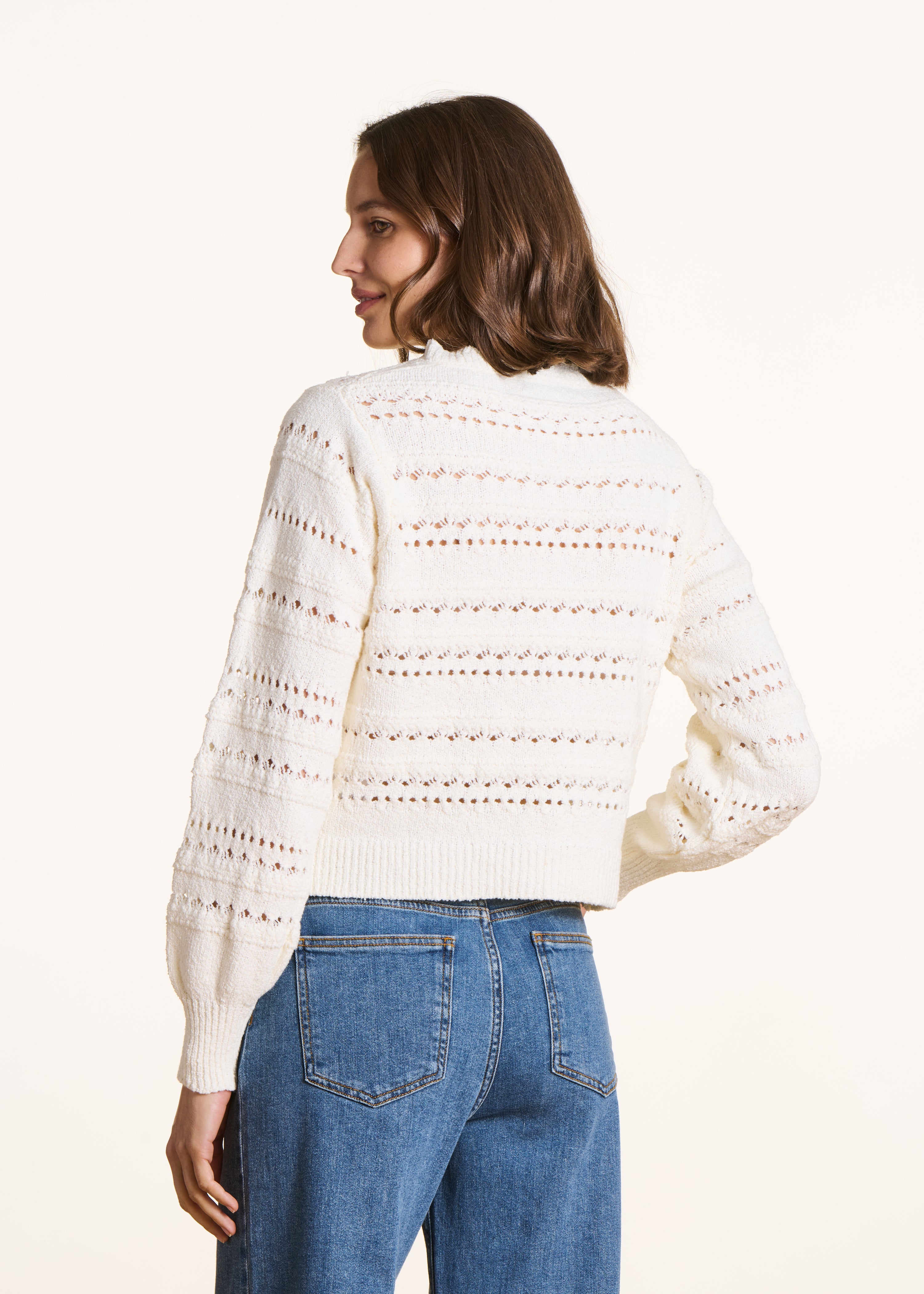 Ecru gilet in opengewerkte stof met fantasieknopen