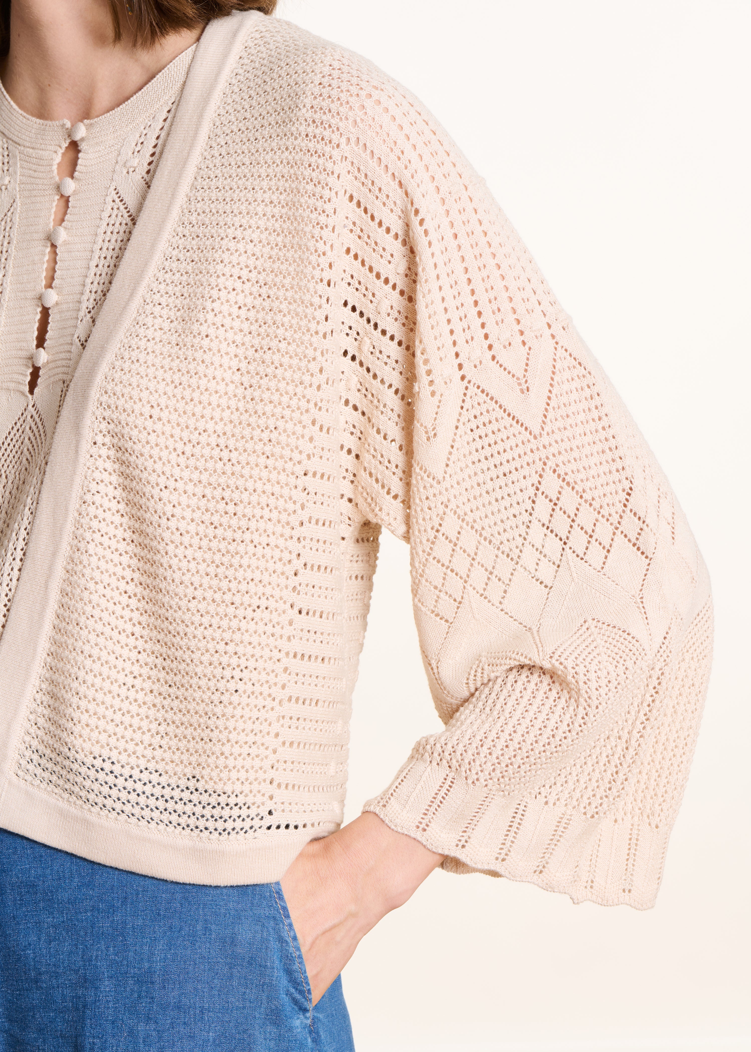 Korte beige gilet in pointelle breisel