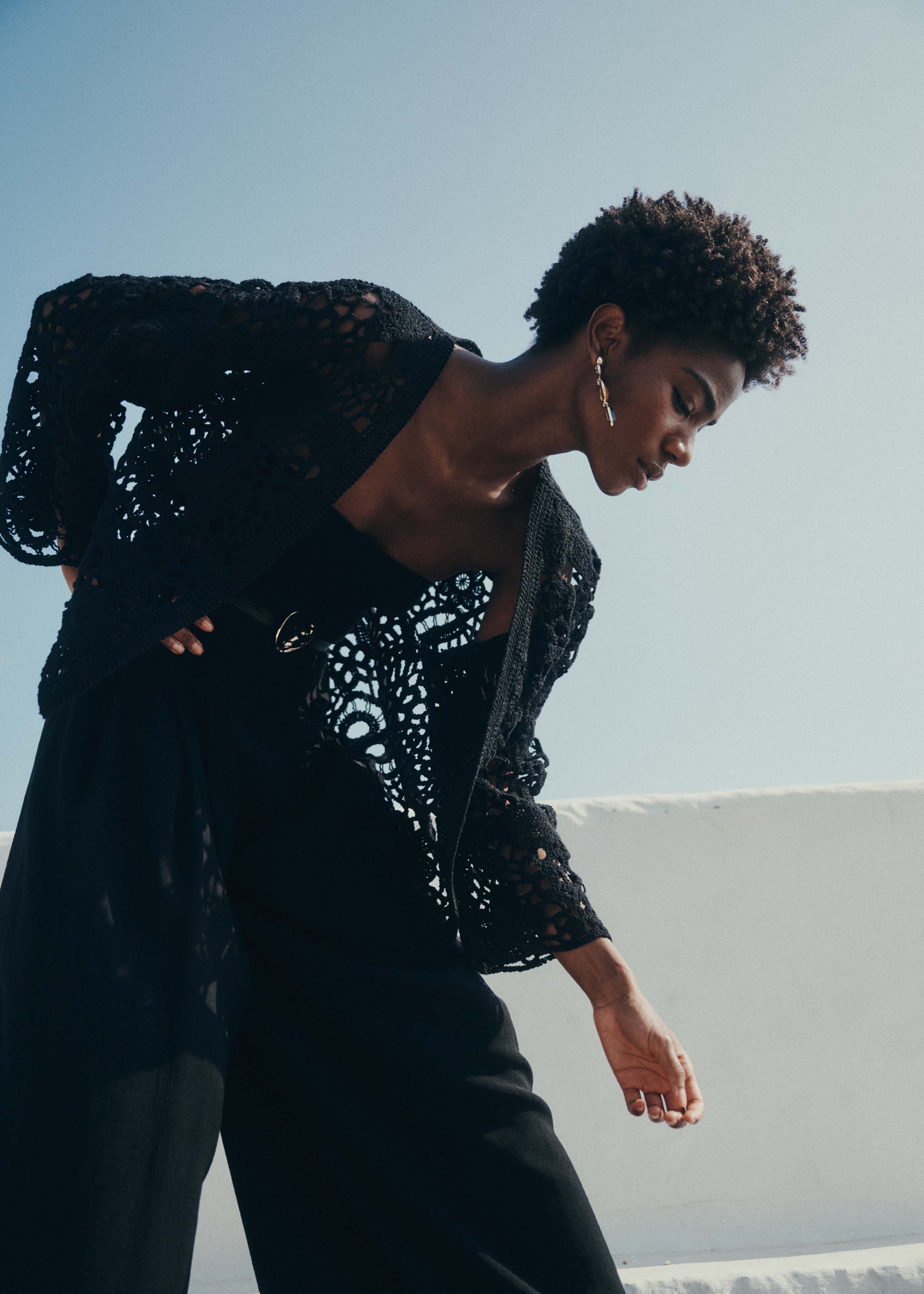 Chaleco corto abierto de punto crochet negro