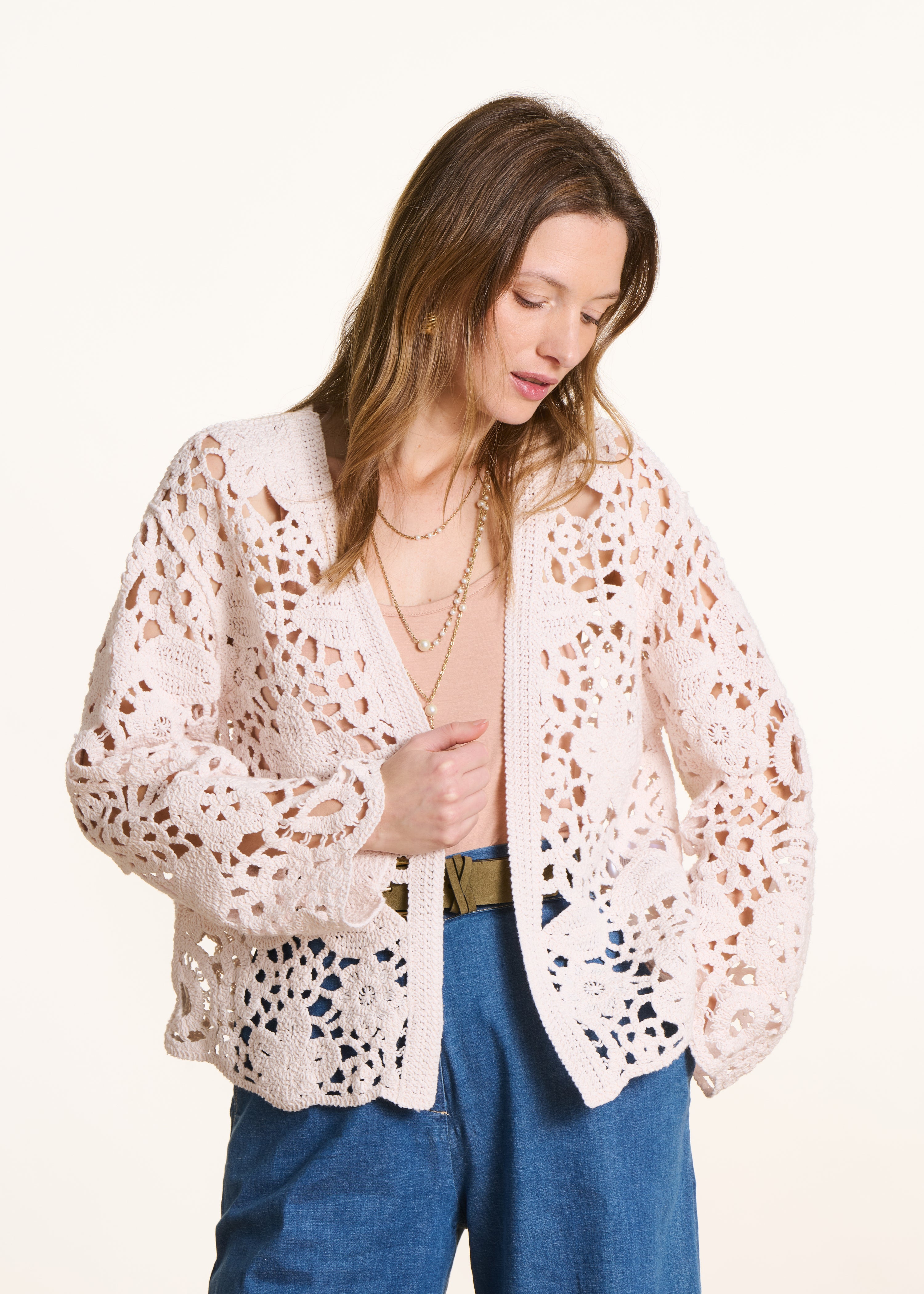 Chaleco corto abierto de punto de ganchillo crudo