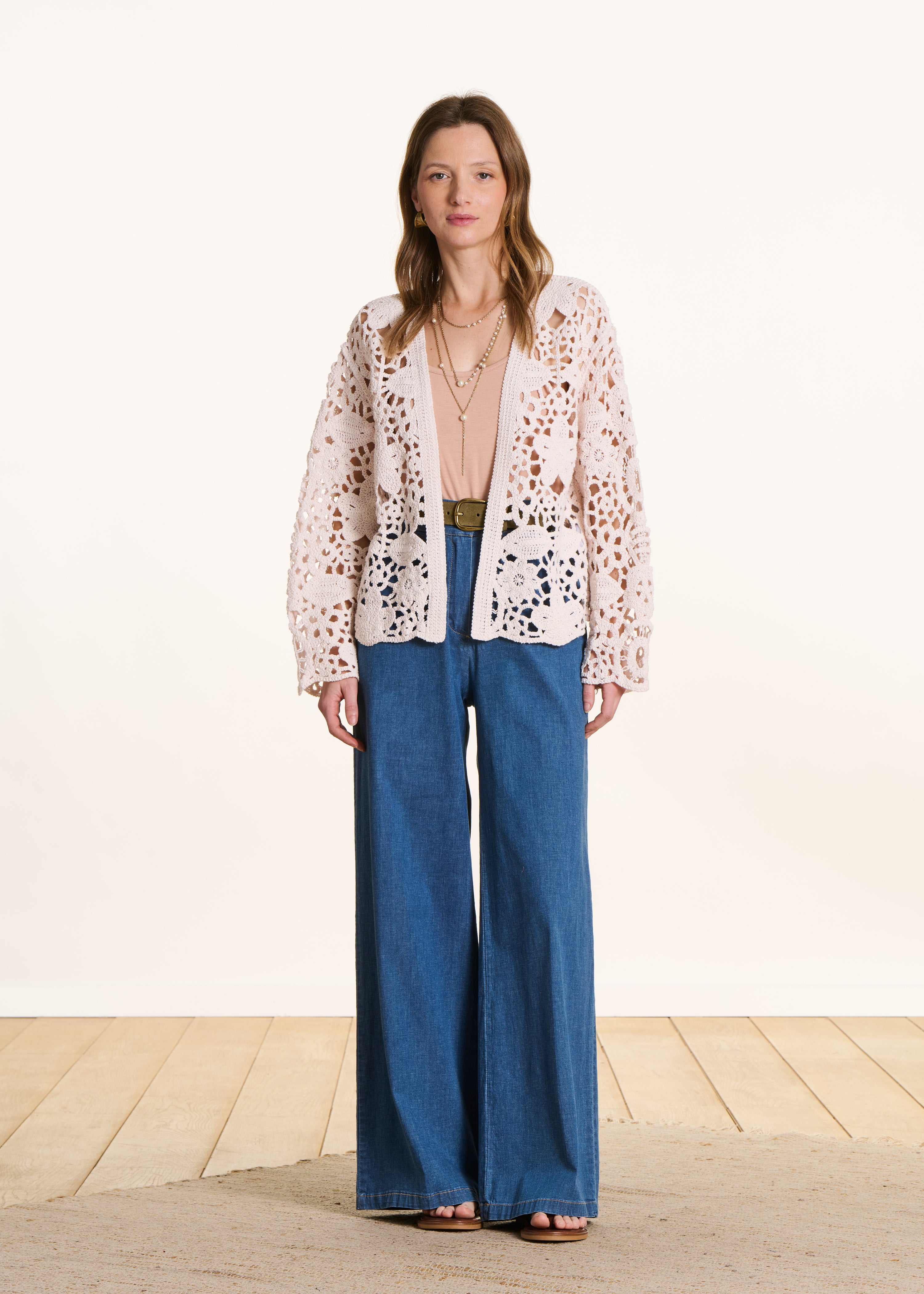 Chaleco corto abierto de punto de ganchillo crudo