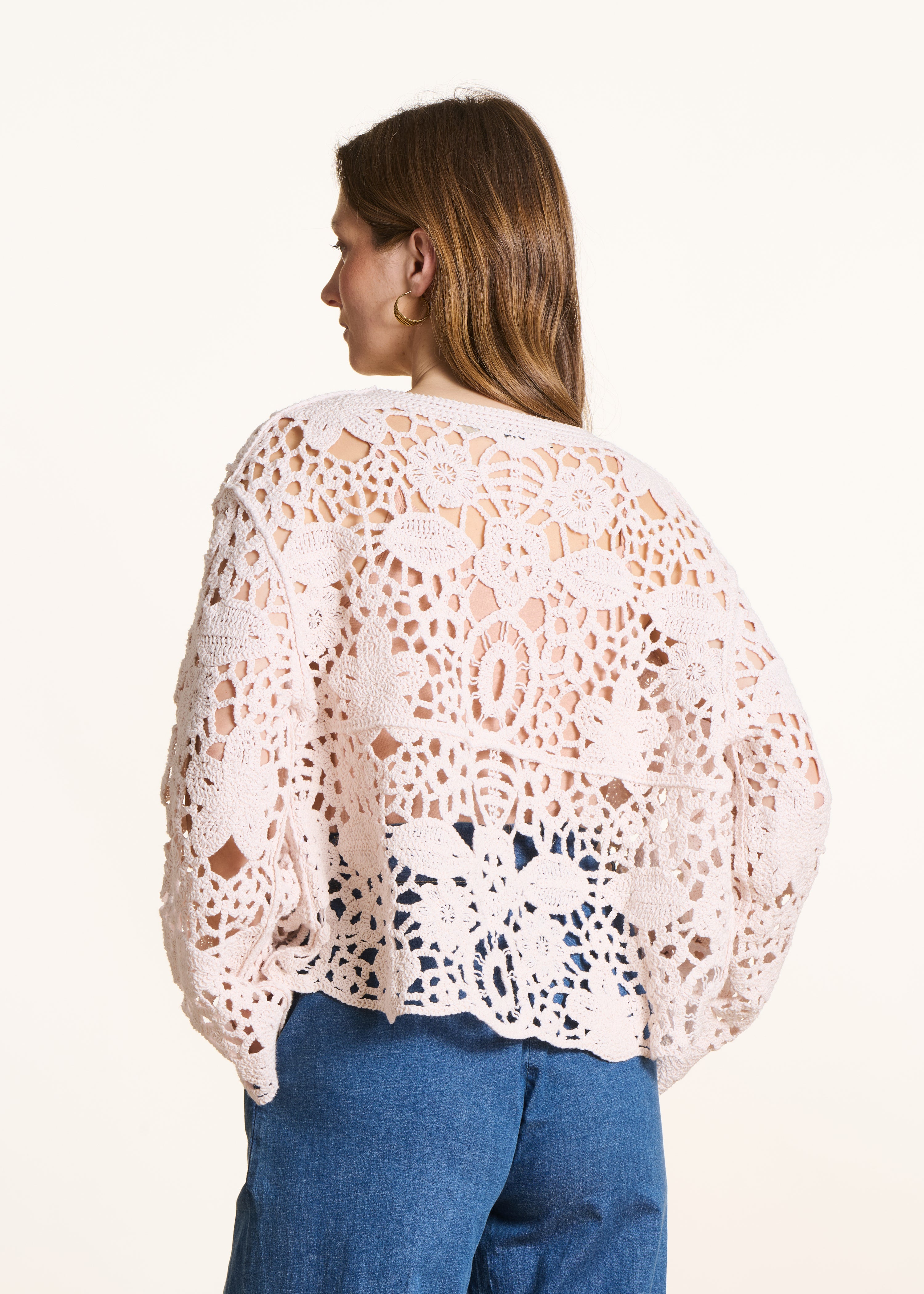 Chaleco corto abierto de punto de ganchillo crudo