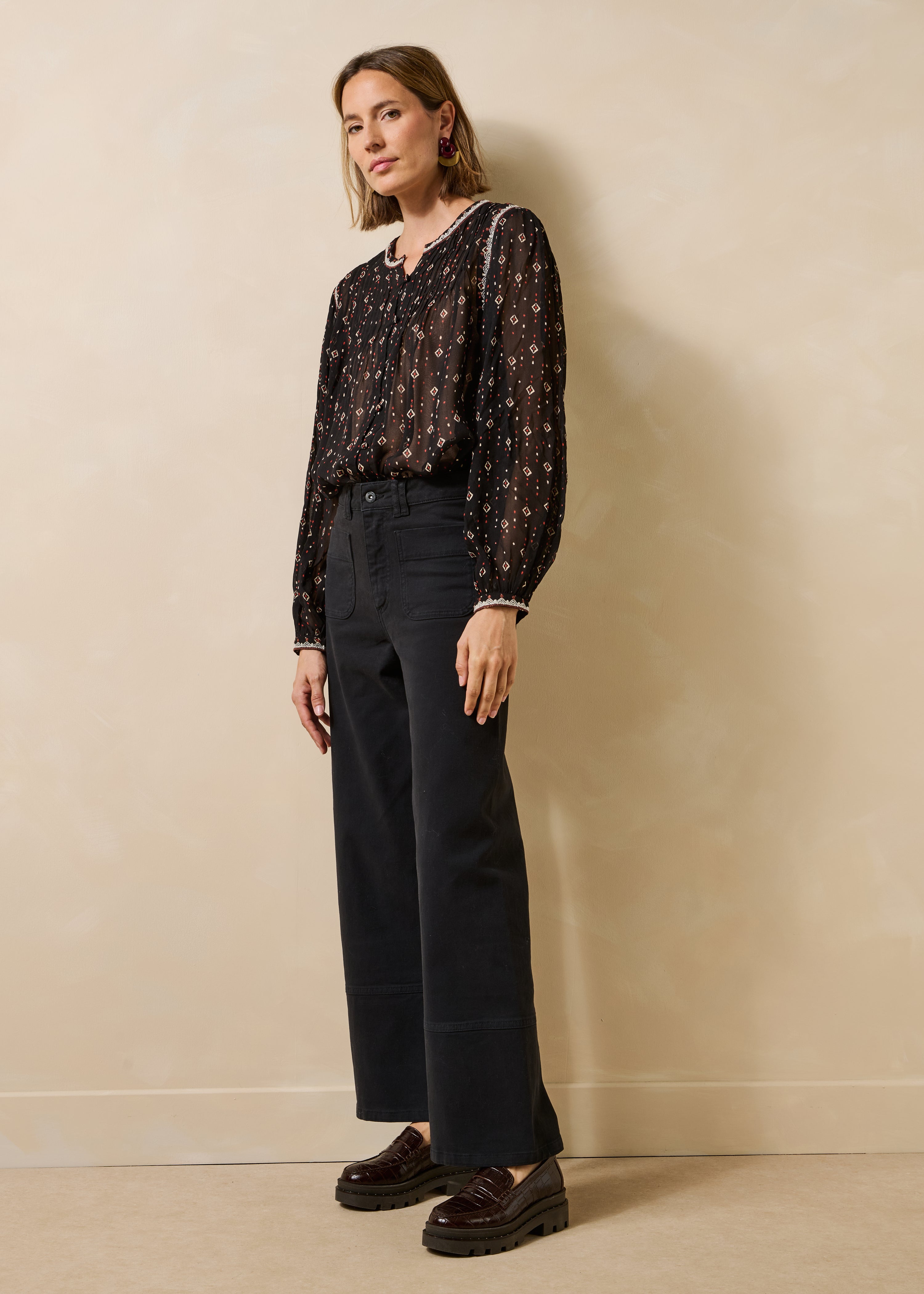 High-waisted straight black jeans in organic cotton