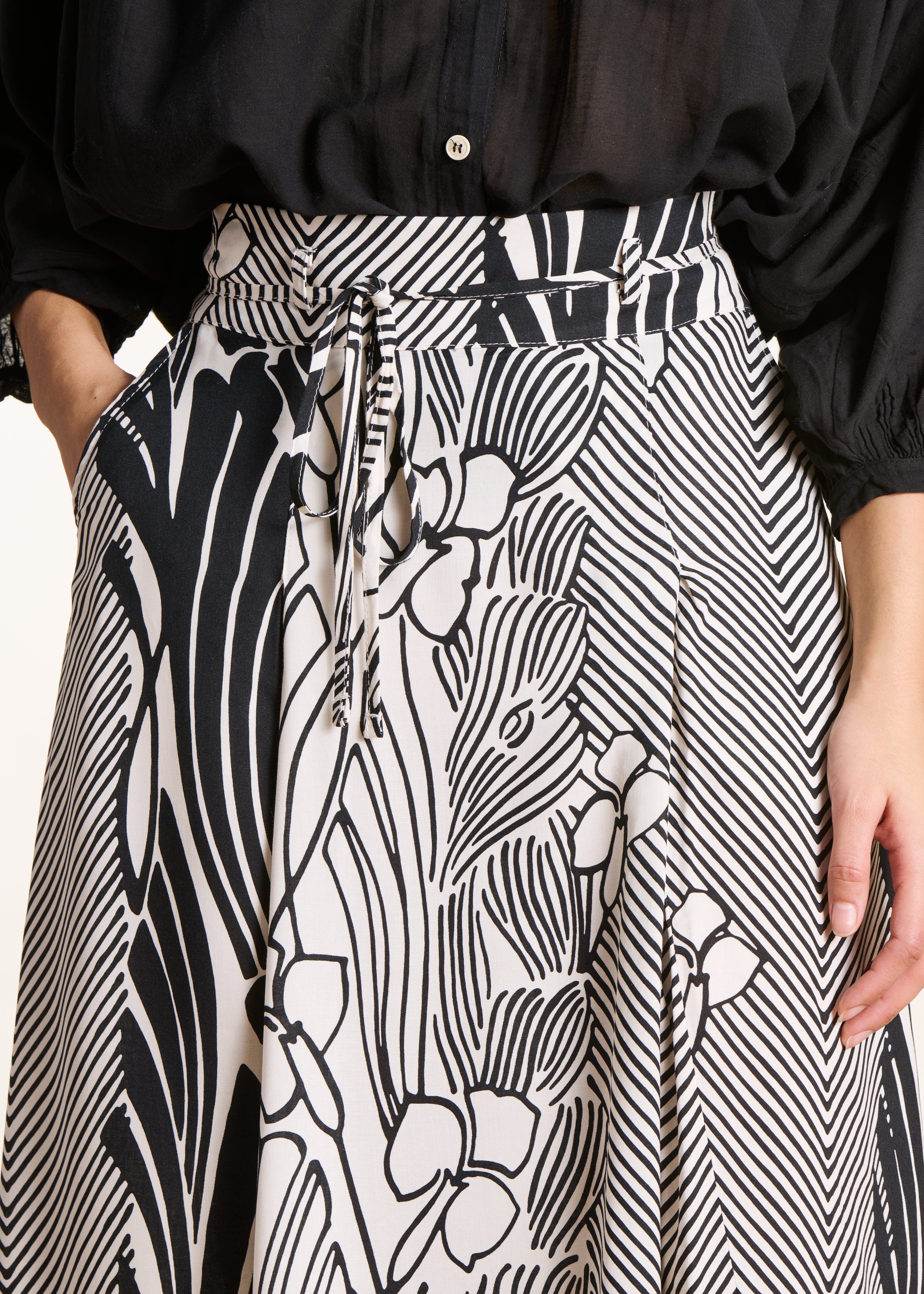 Jupe mi-longue à imprimé floral noir et blanc