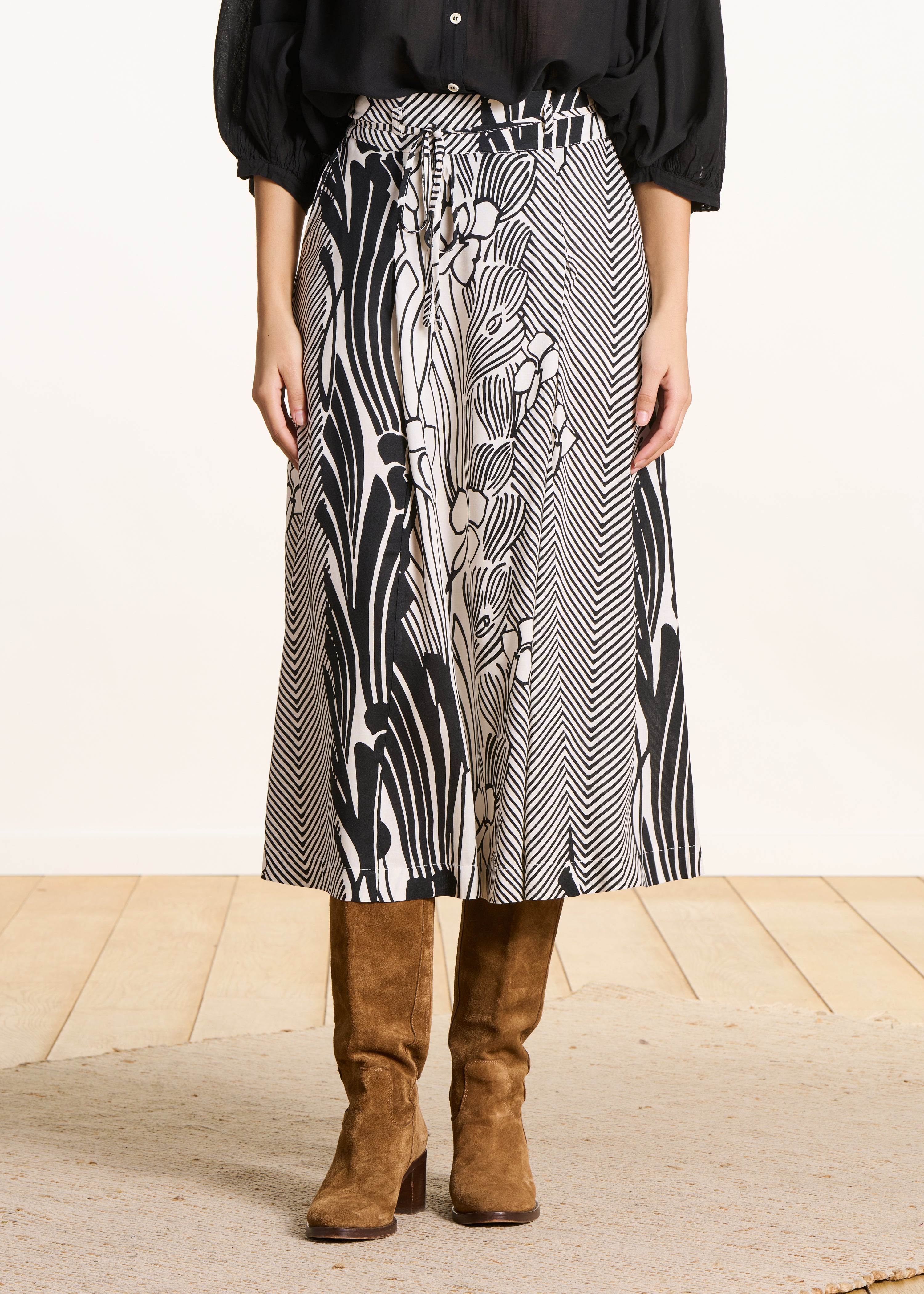 Jupe mi-longue à imprimé floral noir et blanc