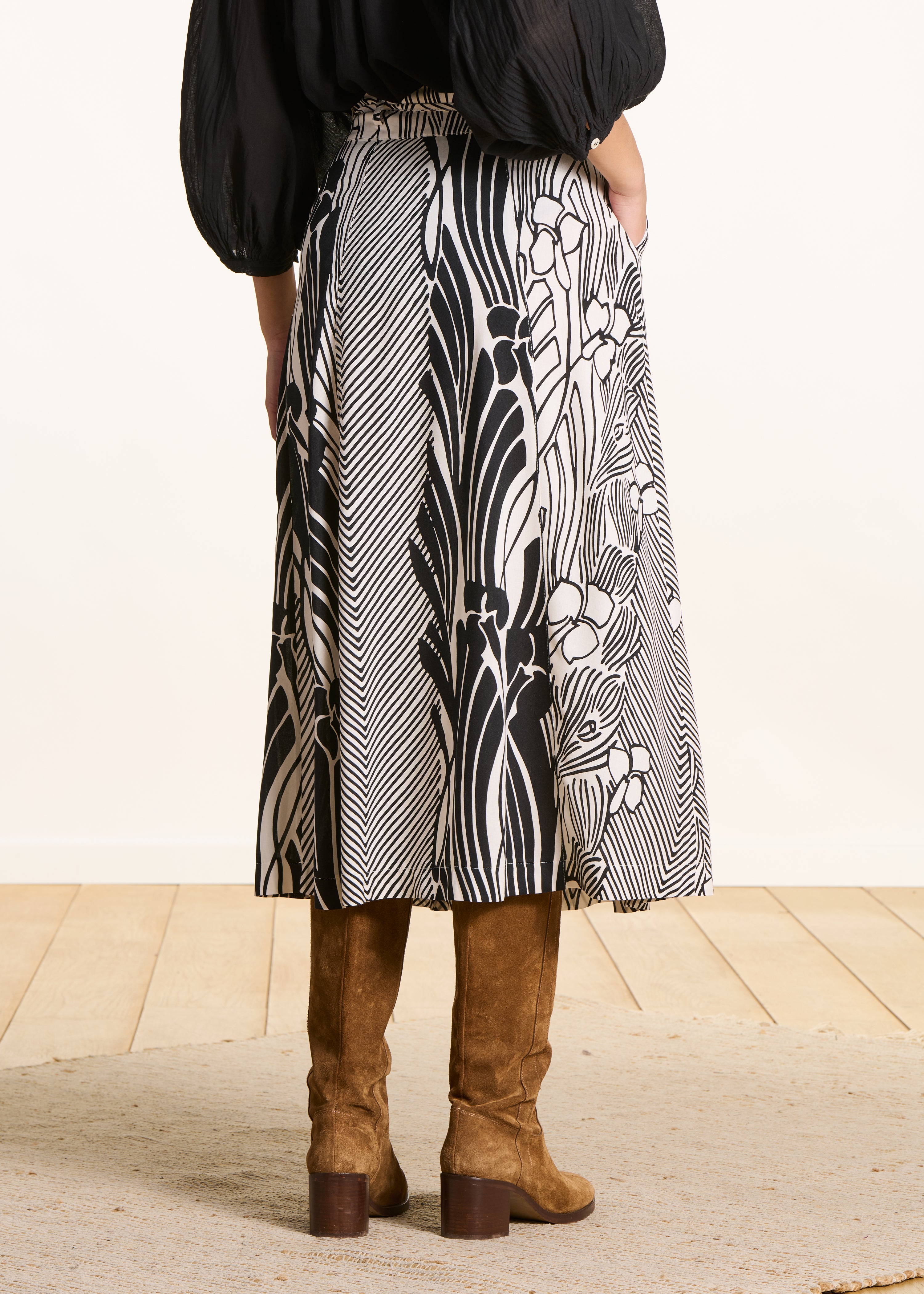 Jupe mi-longue à imprimé floral noir et blanc